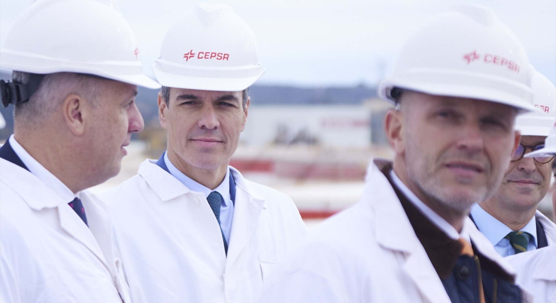 El presidente del Gobierno, Pedro Sánchez, durante una visita a unas instalaciones de hidrógeno de Cepsa. EUROPA PRESS