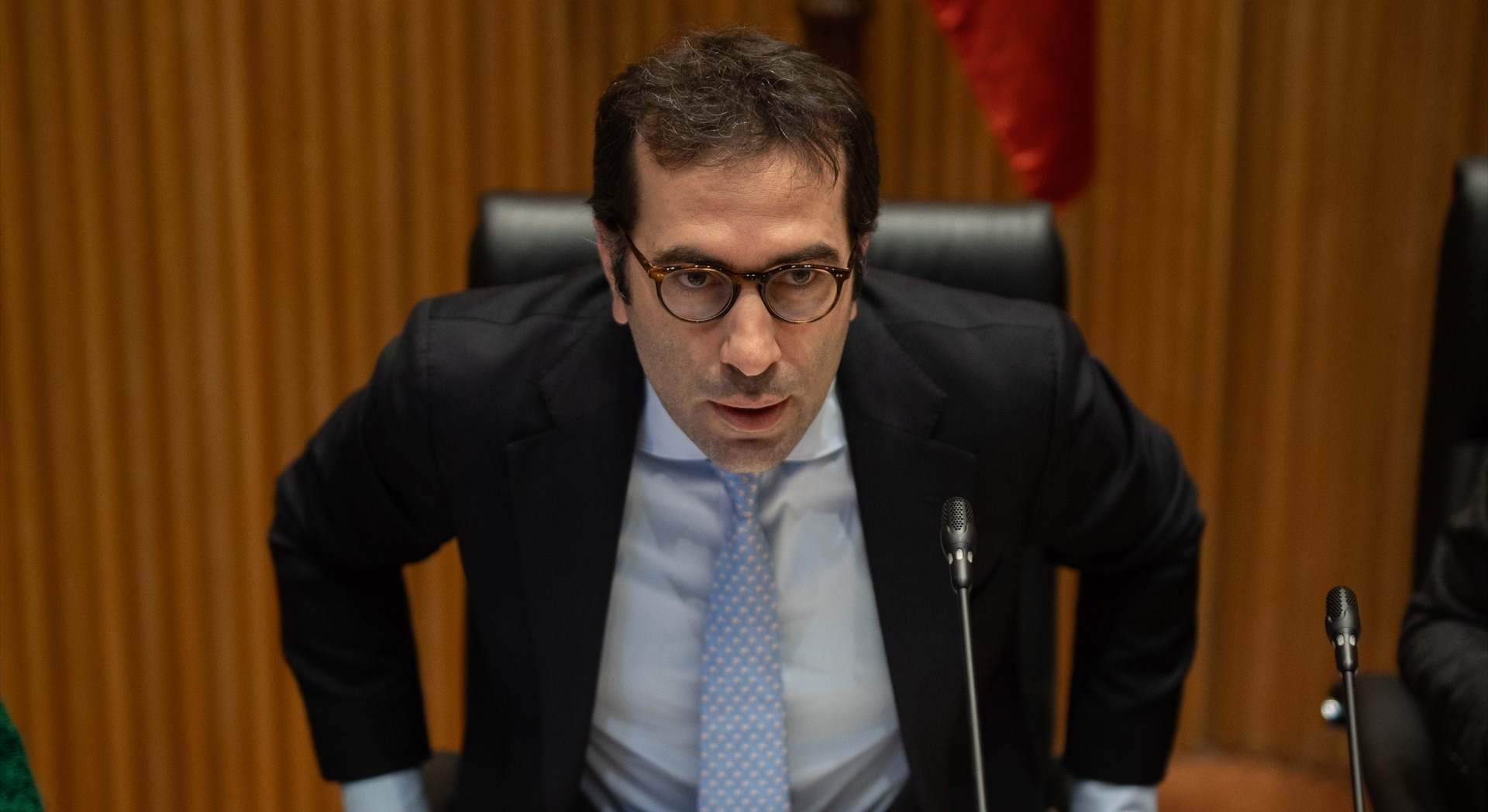 Persona en traje levantándose