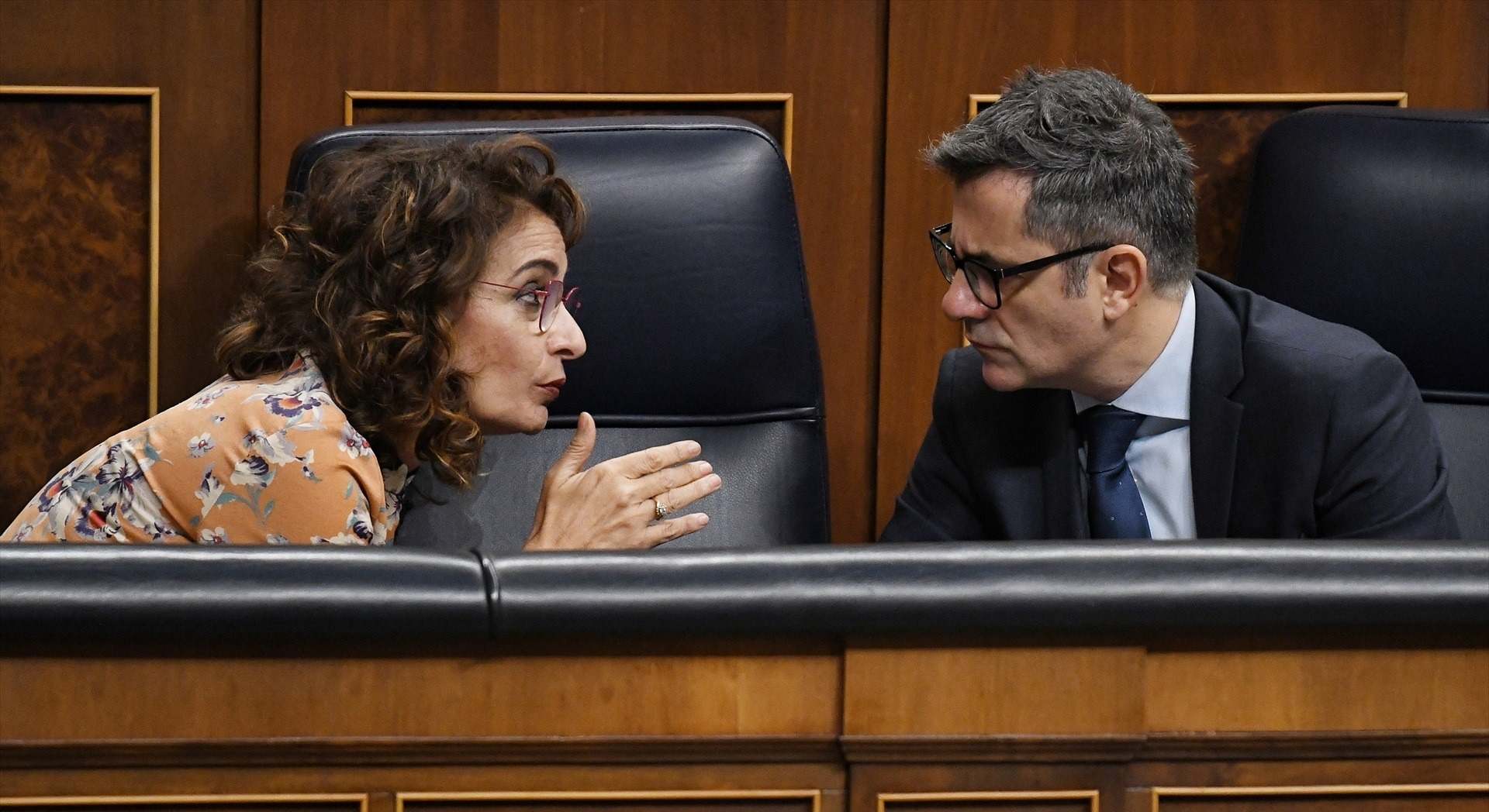 La vicepresidenta primera, María Jesús Montero, habla con el ministro de Presidencia, Félix Bolaños | EP