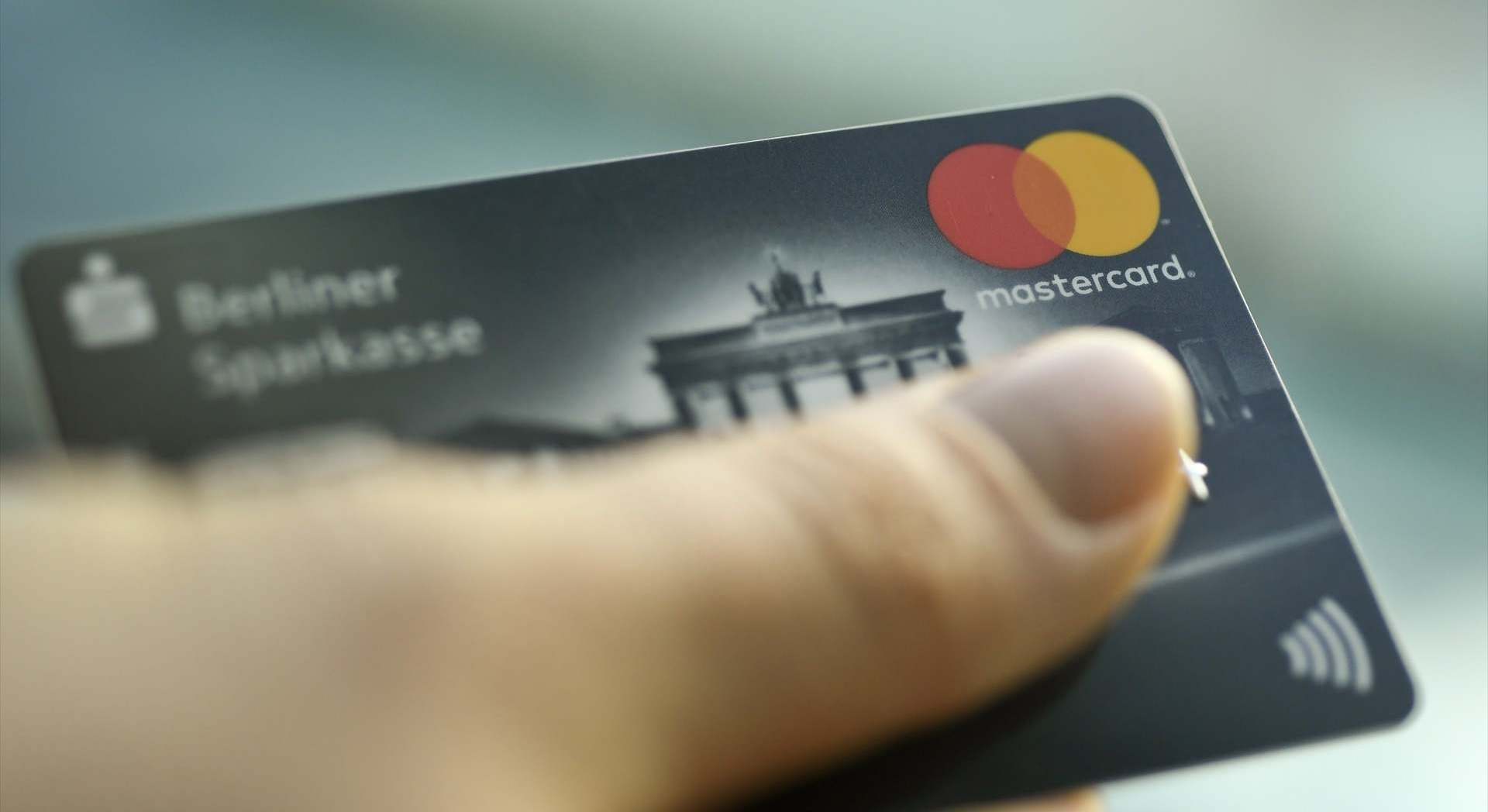 Una persona paga con una tarjeta de crédito Mastercard