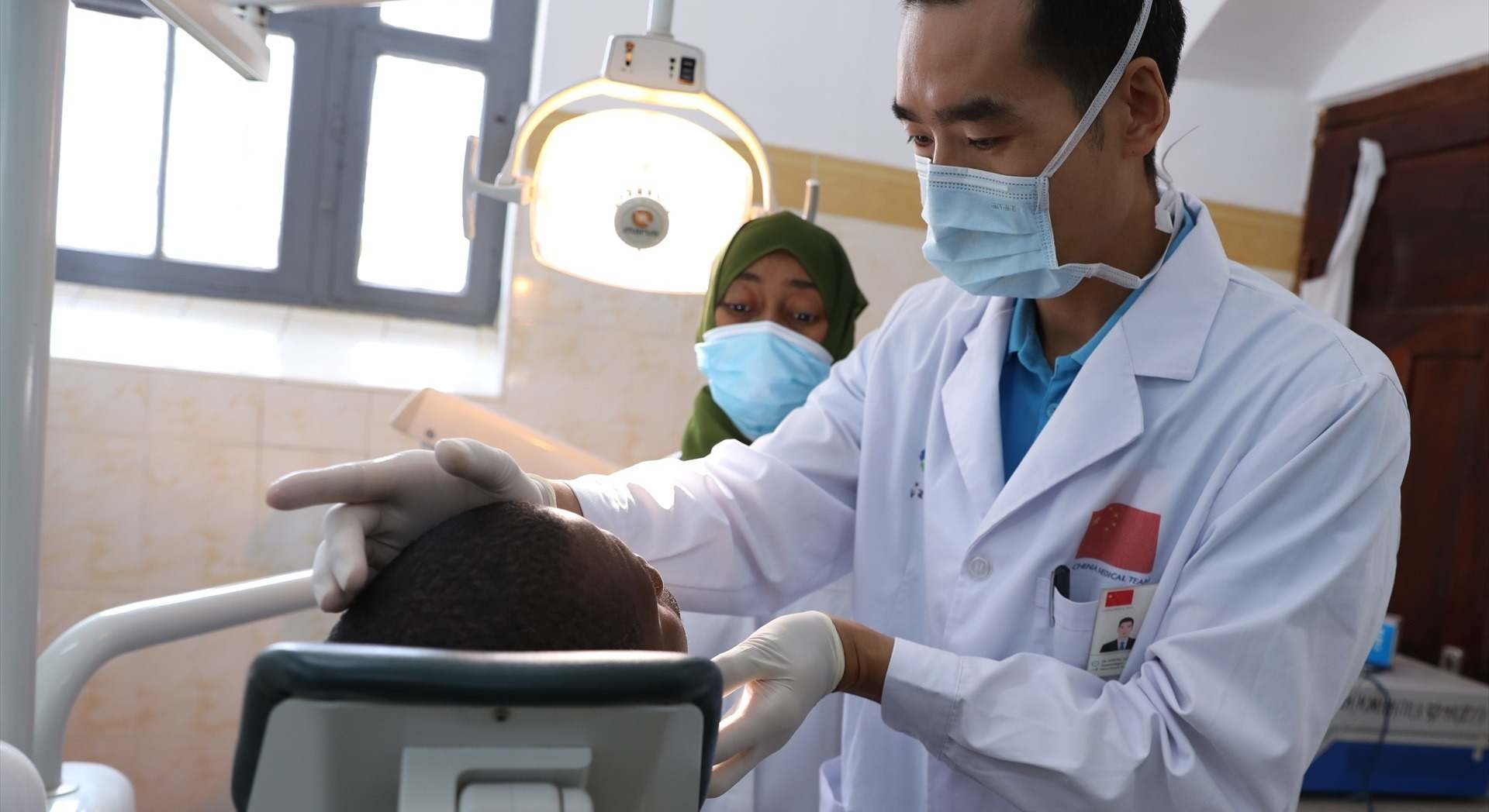 Dentista atendiendo a un paciente en una consulta