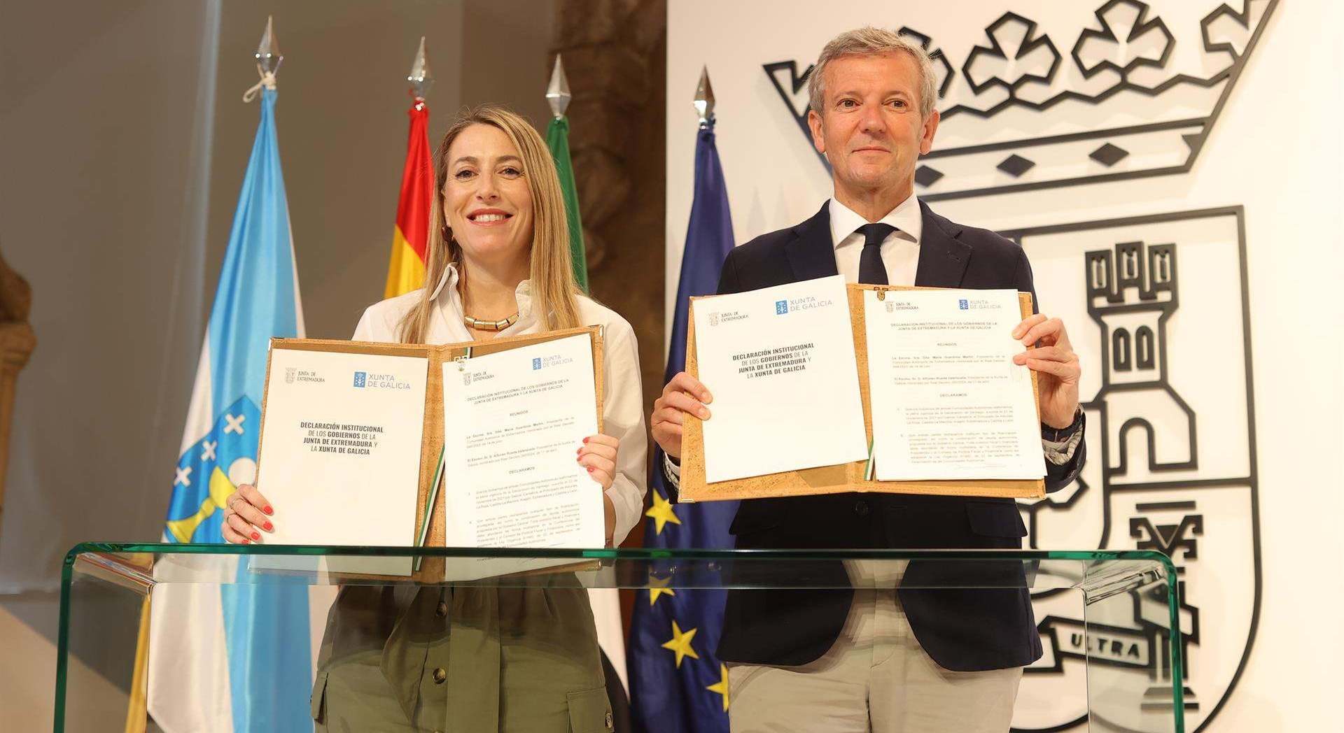 María Guardiola y Alfonso Rueda firman una declaración institucional