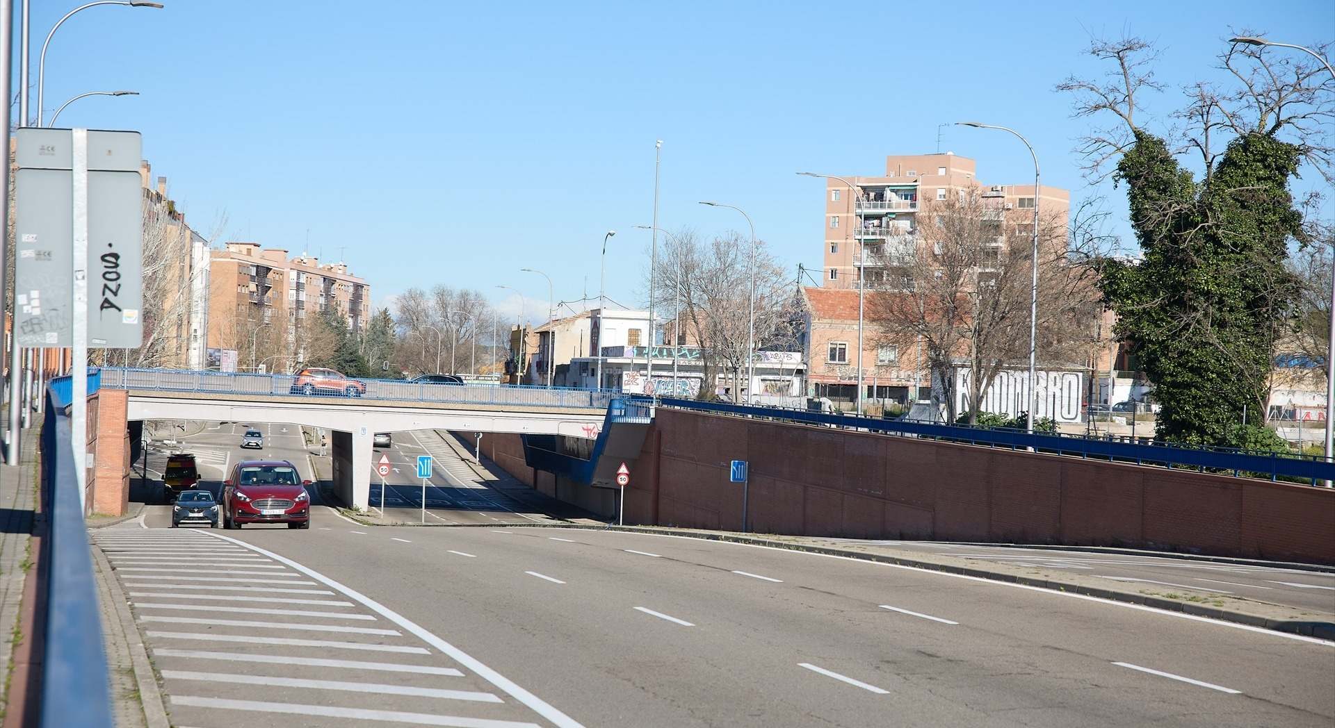 Varios coches en la A-5 a la altura de la Avenida de los Poblados