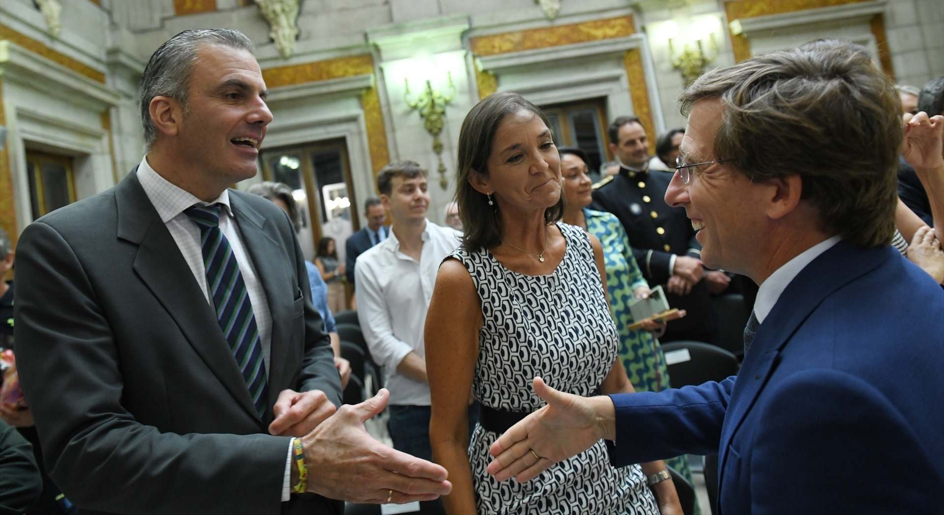 El portavoz de VOX en el Ayuntamiento, Javier Ortega Smith; la portavoz del PSOE en el Ayuntamiento, Reyes Maroto y el alcalde de Madrid, José Luis Martínez-Almeida