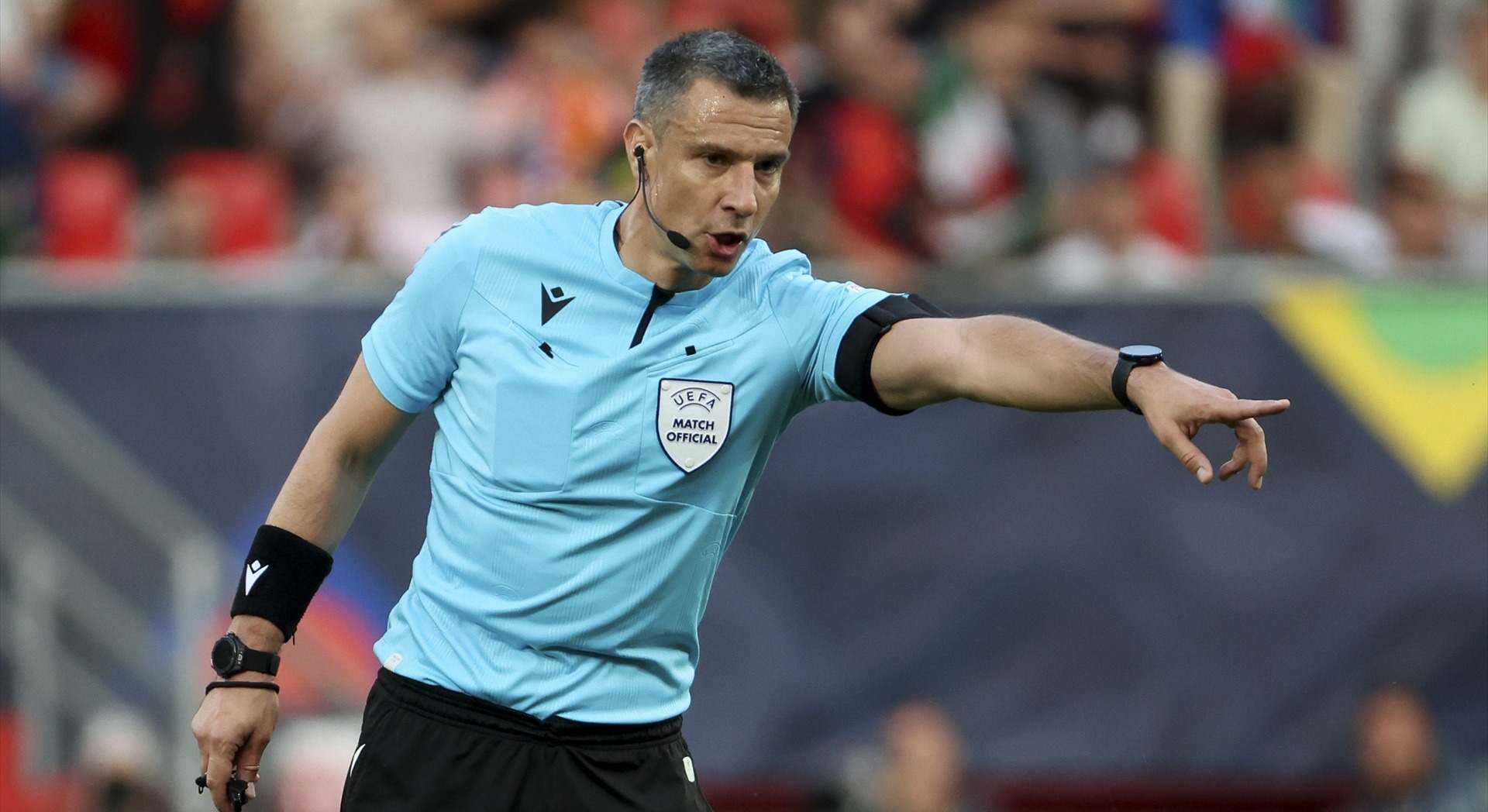 El árbitro esloveno Slavko Vincic dirigiendo un partido UEFA