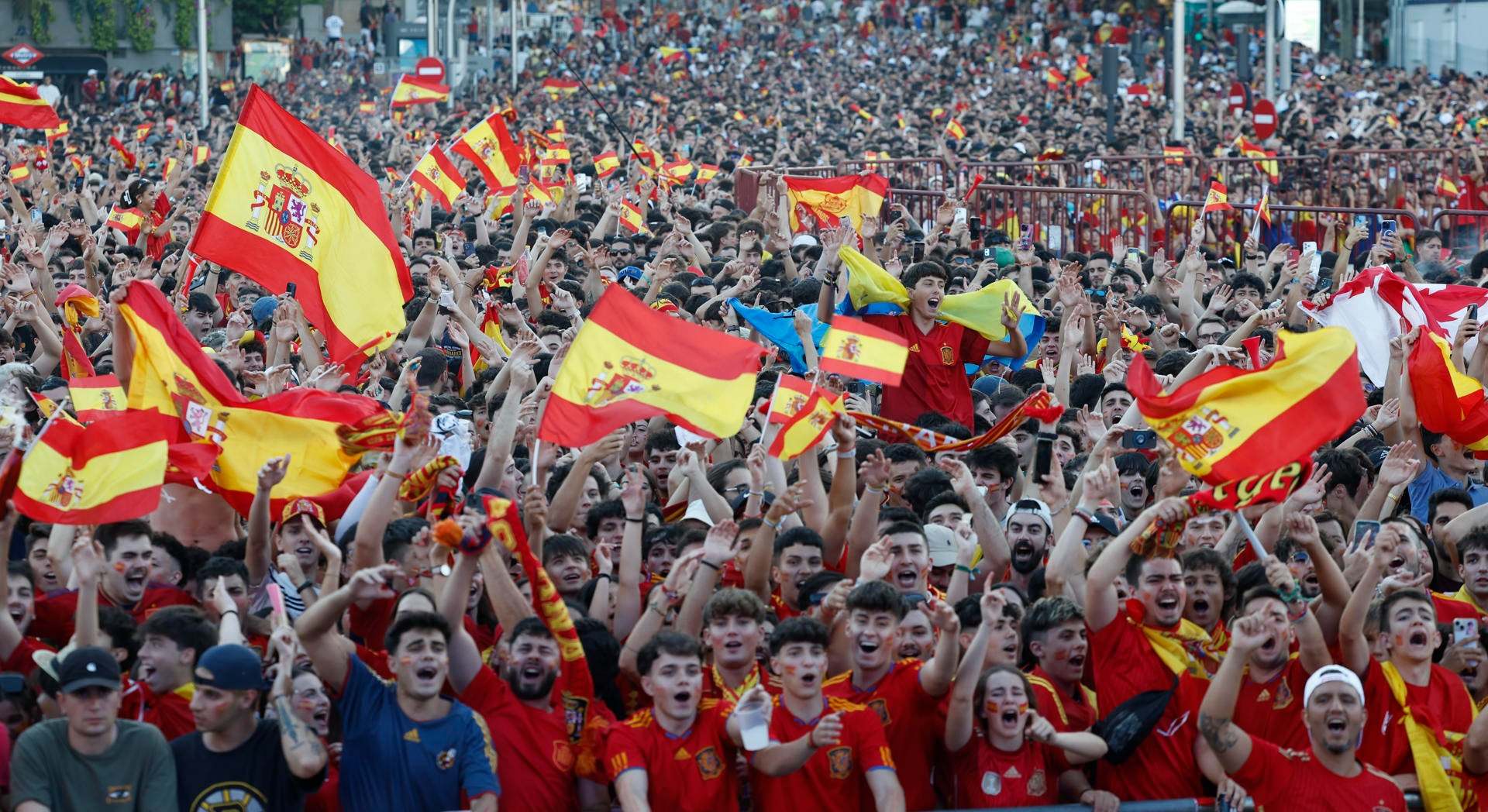 Aficionados españoles celebran el triunfo de la Roja en la Eurocopa