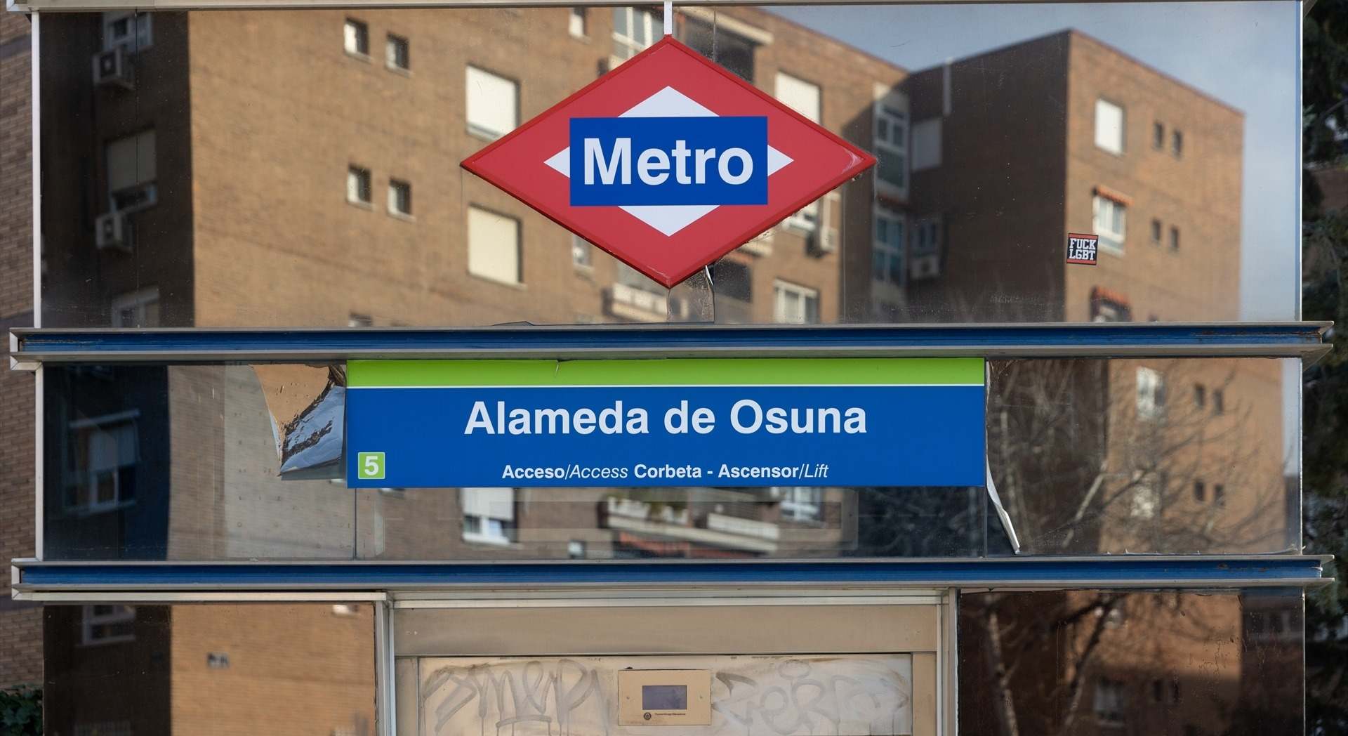 Acceso a la estación de metro Alameda de Osuna