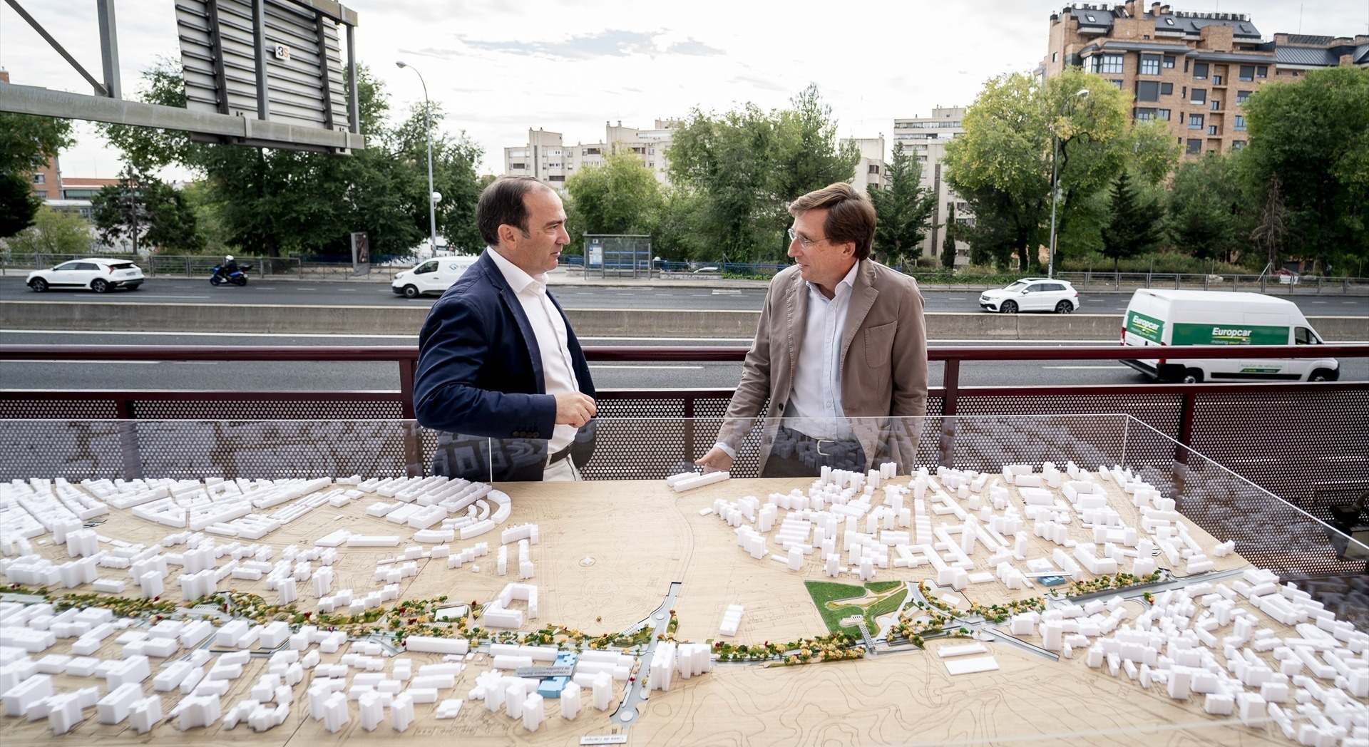 José Luis Martínez-Almeida junto a Borja Carabante ante la maqueta del proyecto de soterramiento de la A-5
