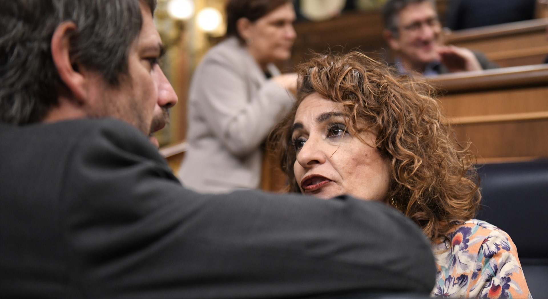 La vicepresidenta primera, María Jesús Montero, habla con el titular de Cultura (Sumar), Ernest Urtasun | EP