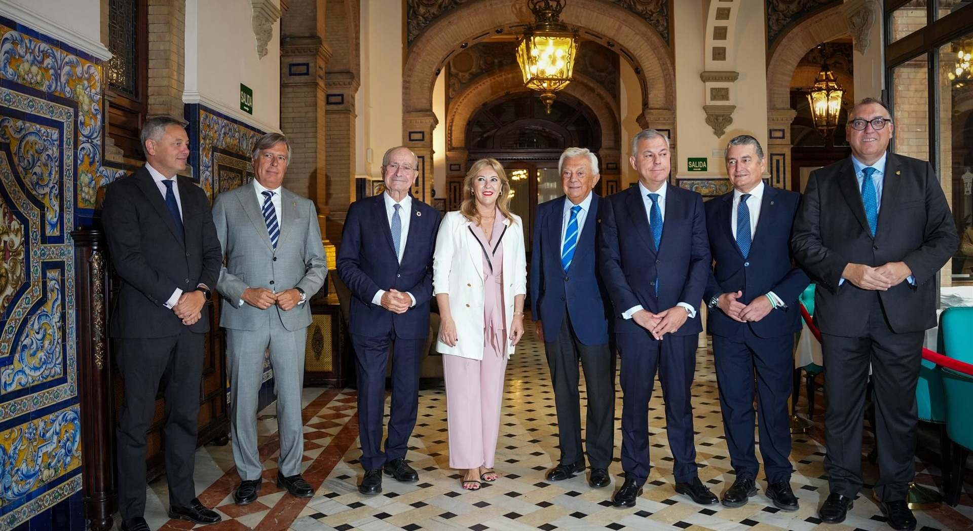 Los alcaldes de Málaga y Sevilla junto a autoridades de la Junta de Andalucía y responsables de la Cámara de Comercio.