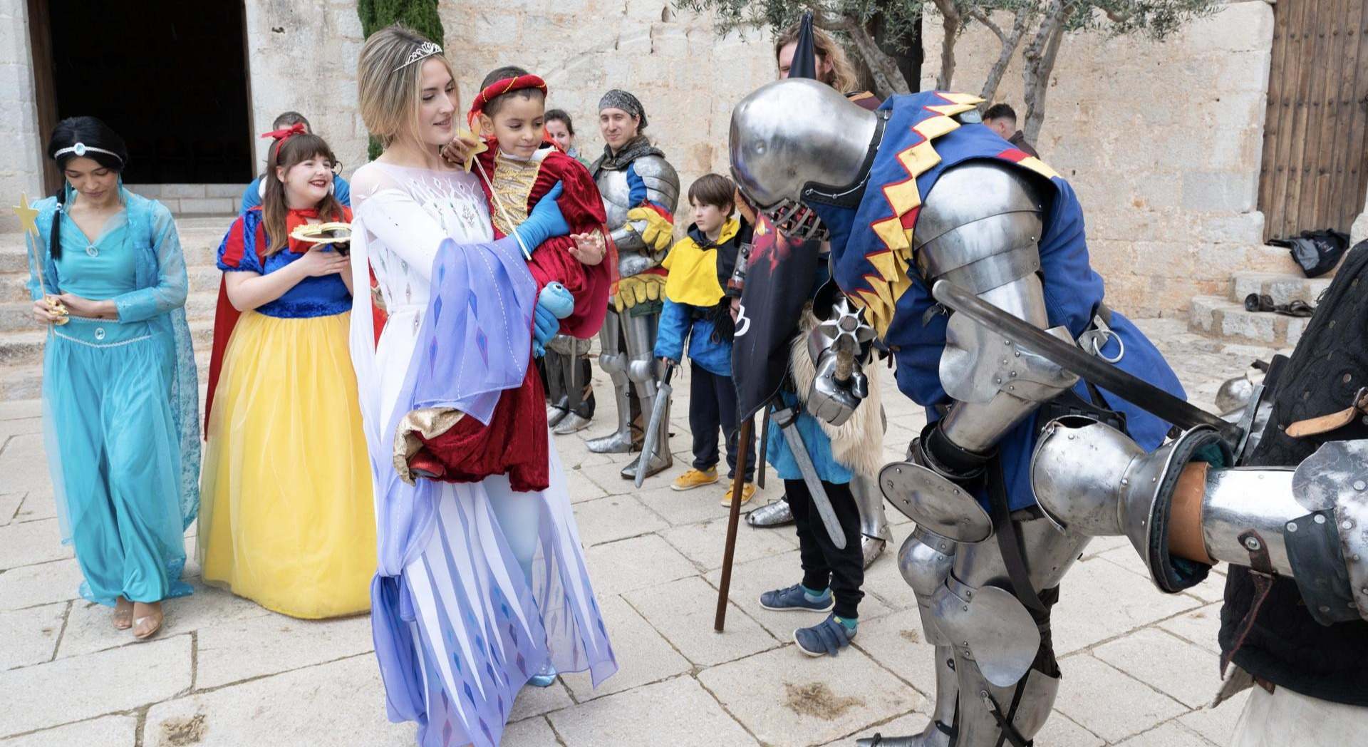 Los soldados de Valentia Victrix cumplimentan a la Princesa Aitana