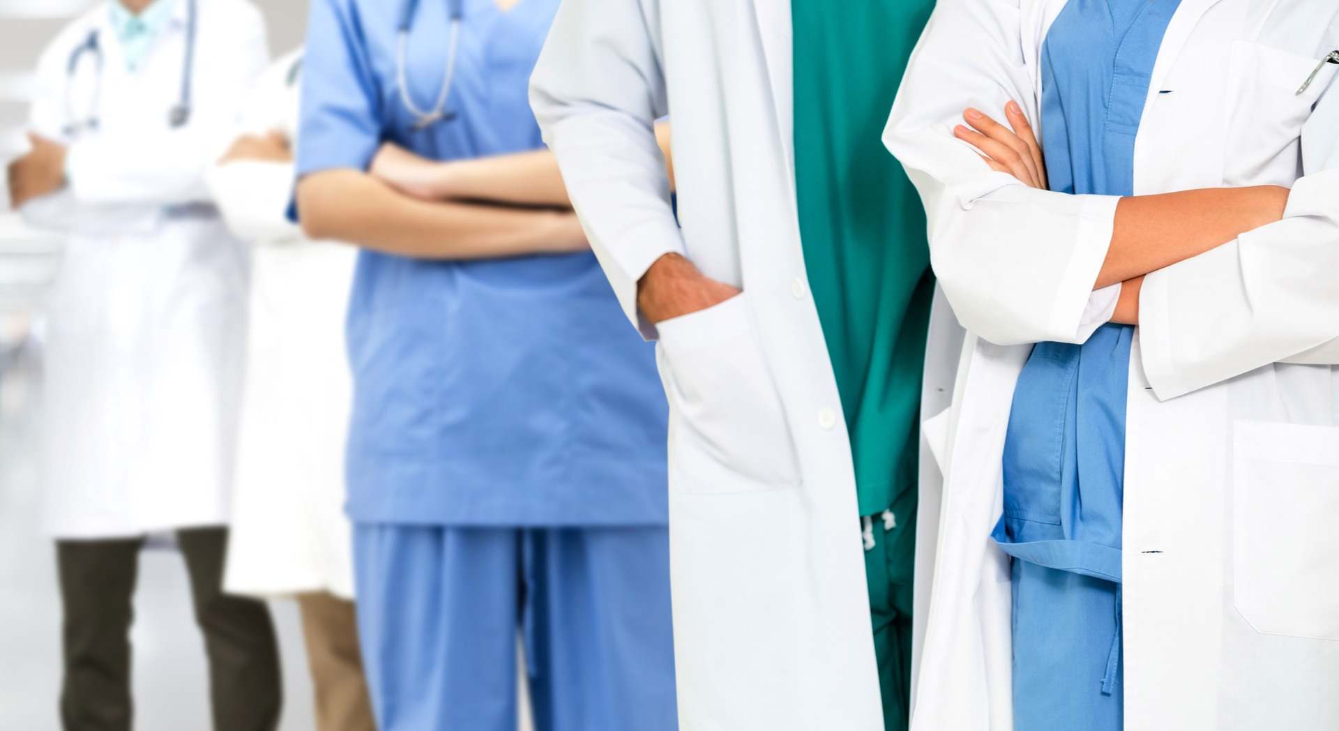 Grupo de médicos y enfermeras en el hospital