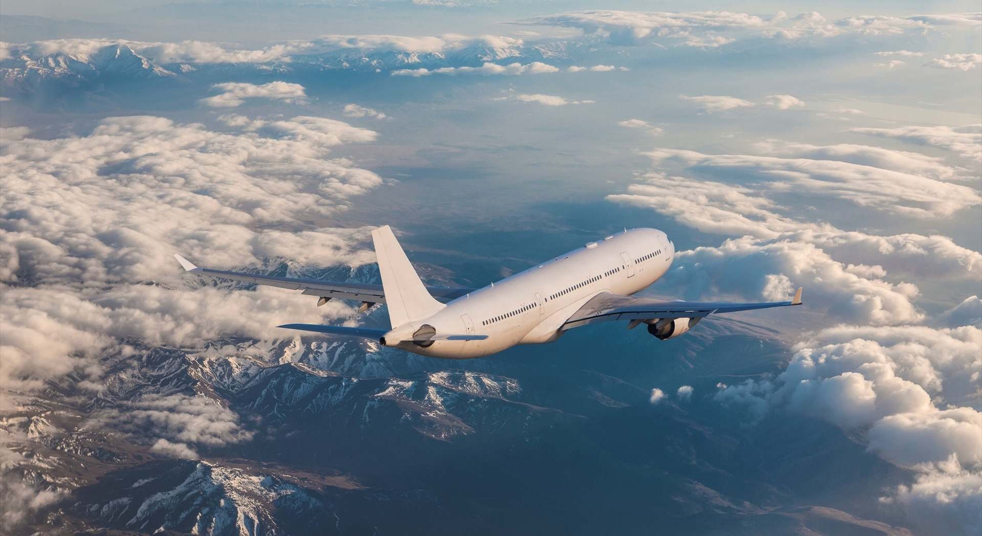 Un avión volando