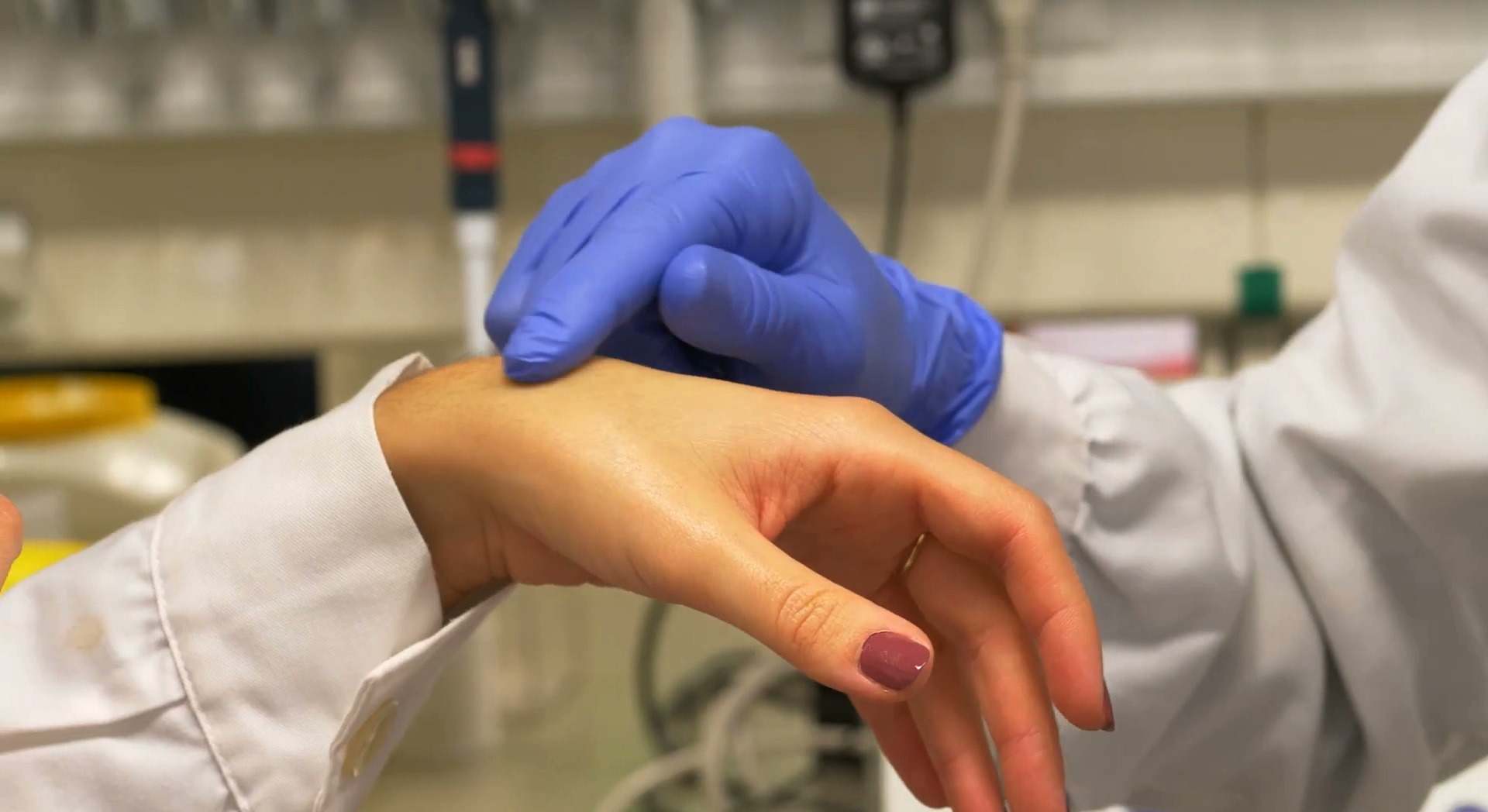 sarnamanos_medico_echando_crema.jpg