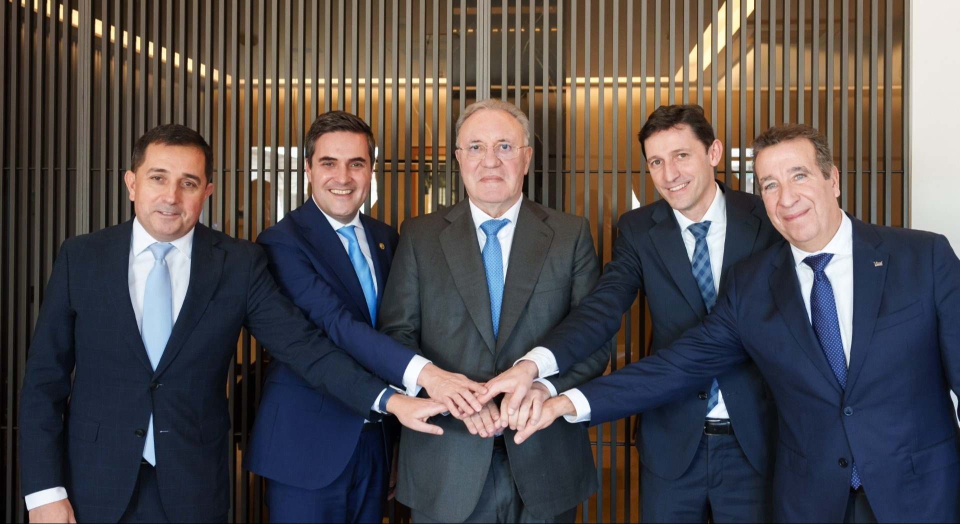 Representantes del consorcio vasco que firmaron el principio de acuerdo para entrar en Talgo