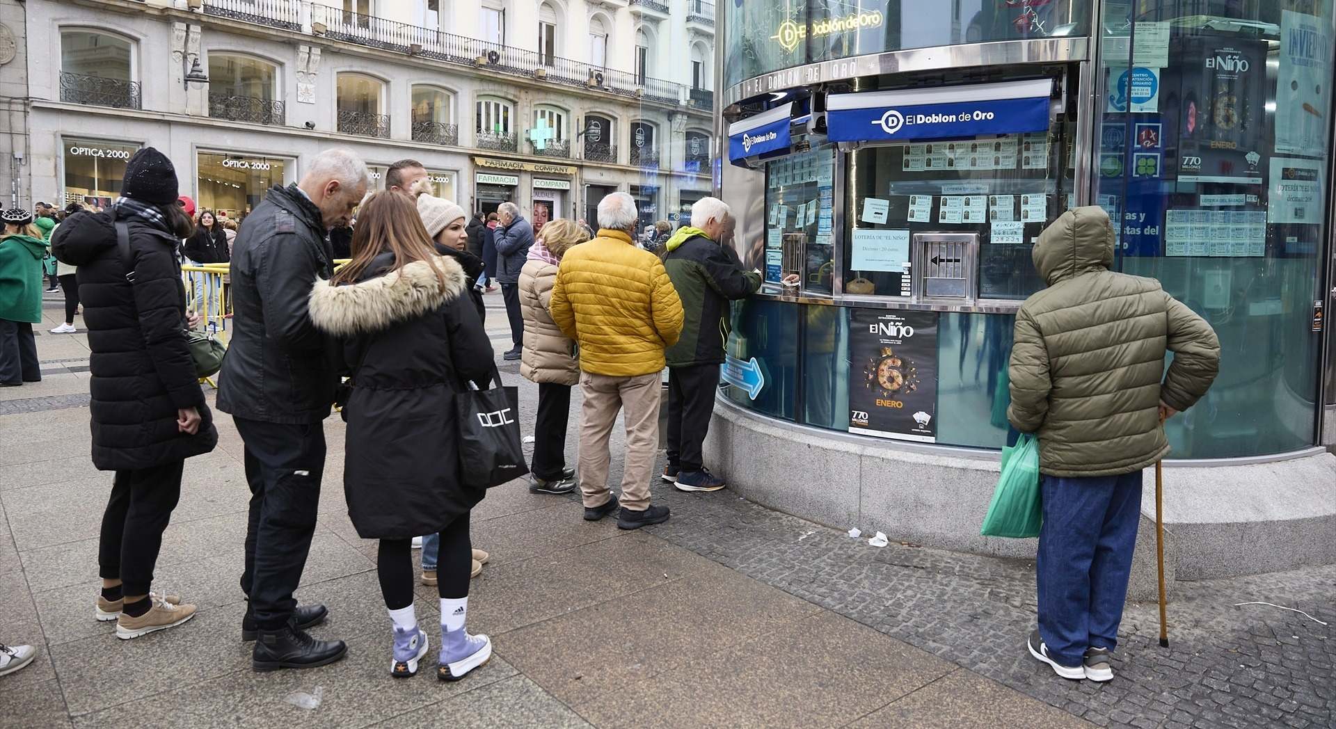 Varias personas hacen cola para comprar lotería para el Sorteo Extraordinario del Niño