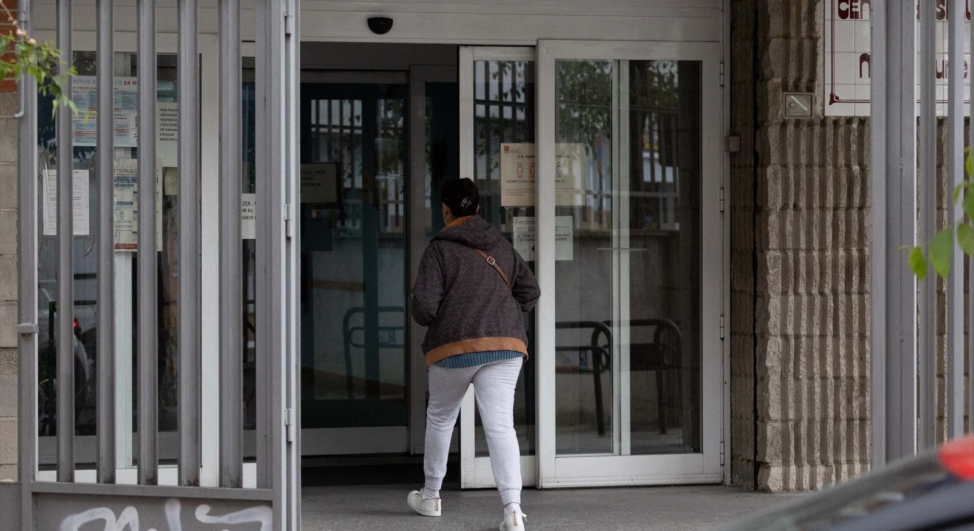 Mujer entra en un centro de atención primaria.