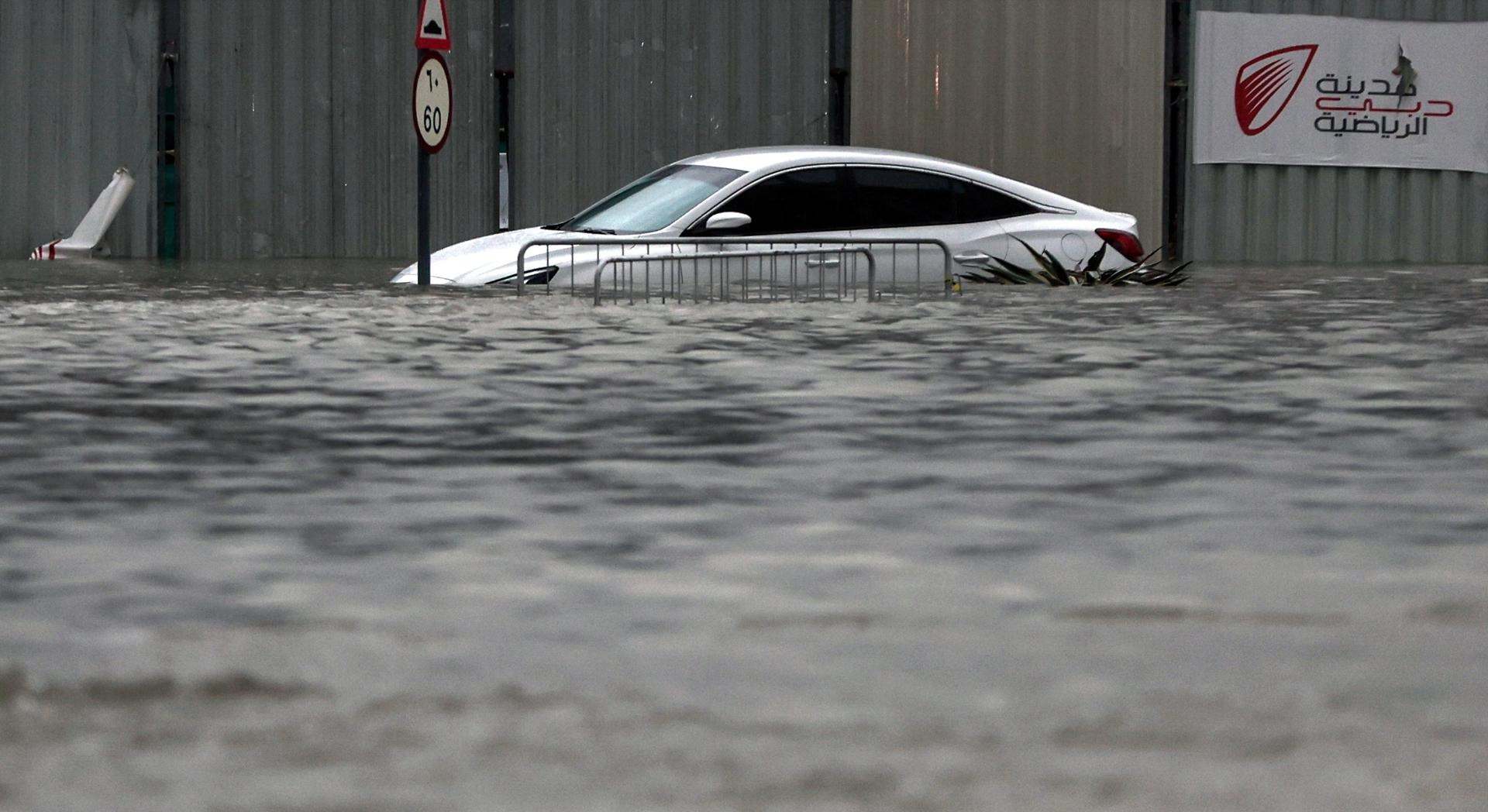 Grandes inundaciones en Dubái con calles completamente anegadas e intransitables. / Foto: EFE