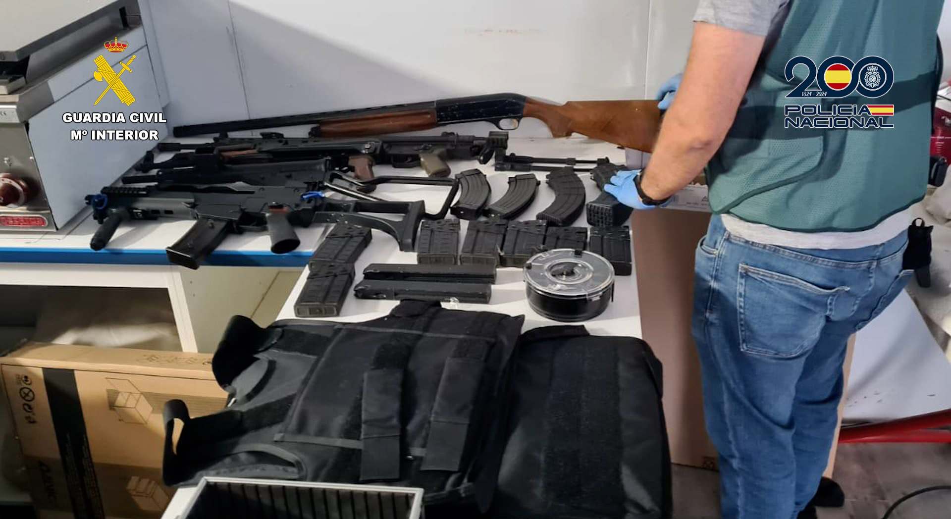 Imagen de las armas incautadas por los efectivos.