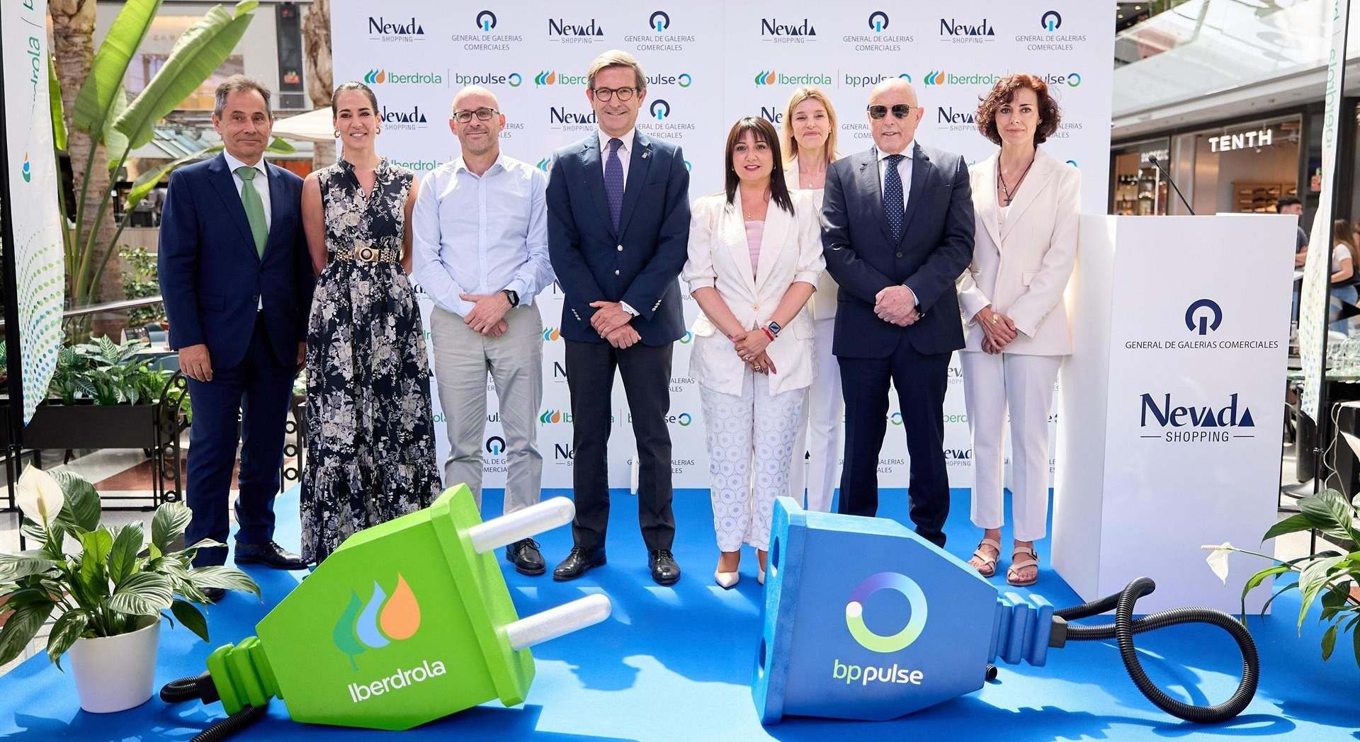 Autroridades en la presentación de la instalación.