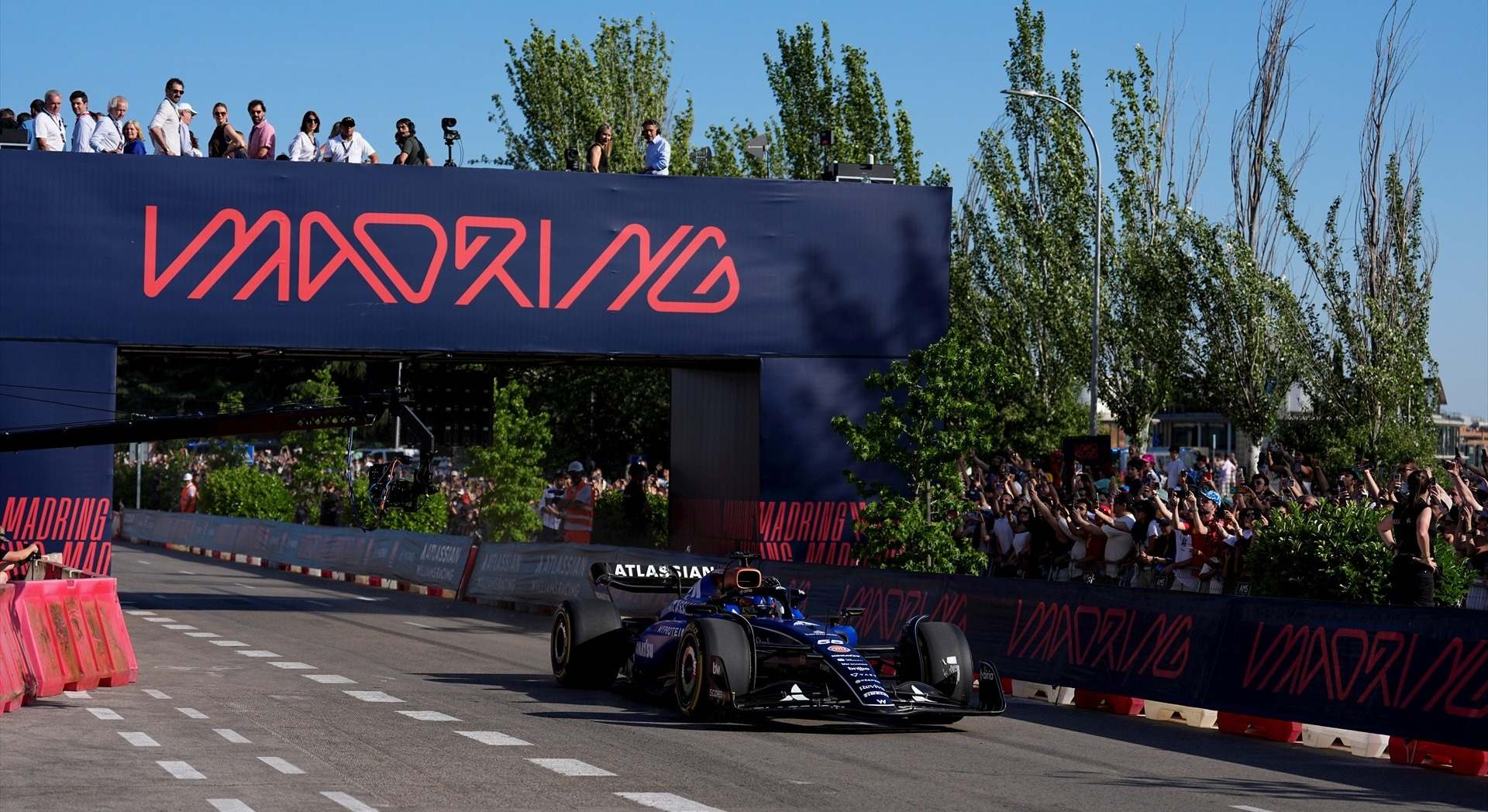 El piloto español de F1 Carlos Sainz (Williams), durante una exhibición en el futuro circuito de Madring
