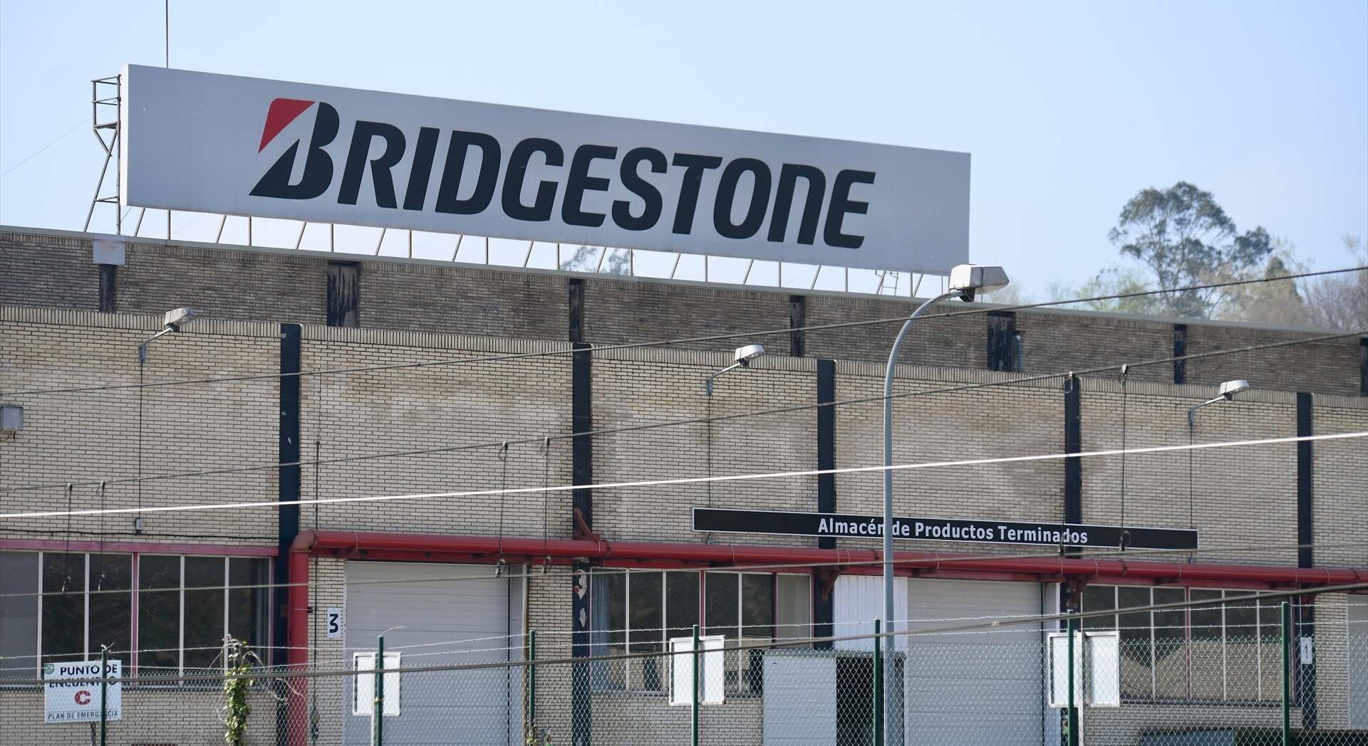 Exterior fábrica Bridgestone en Cantabria
