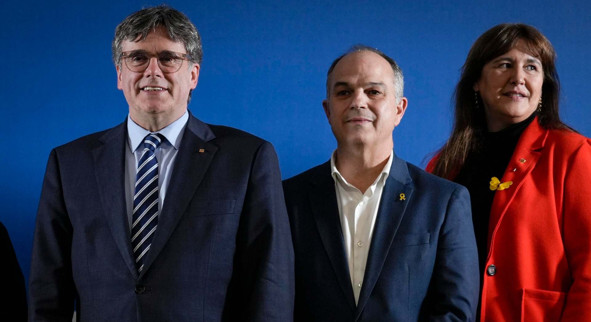 El expresidente de la Generalitat Carles Puigdemont junto a la presidenta de JxCat, Laura Borràs, y el secretario general del partido, Jordi Turull.