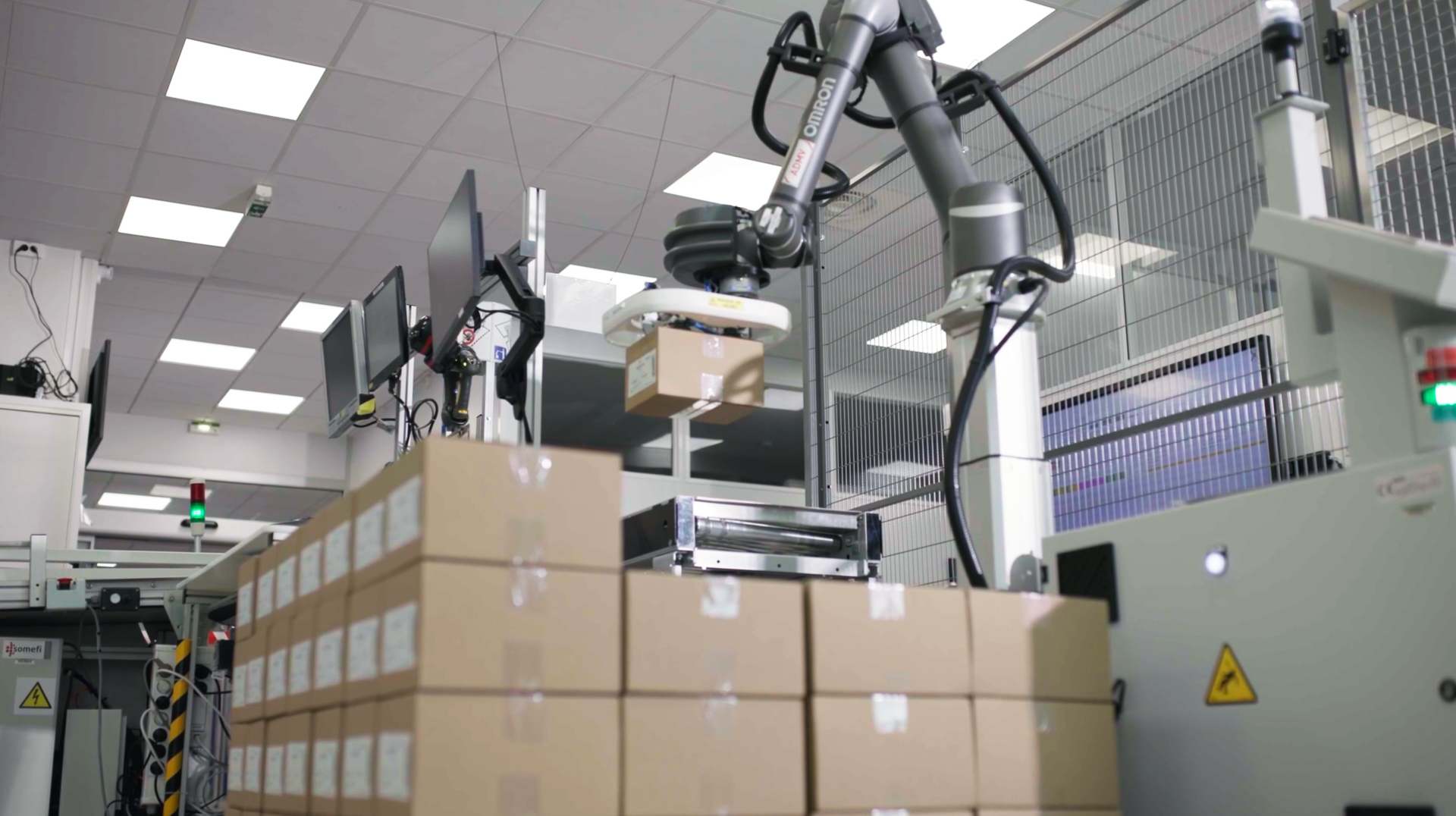 Sanofi_palletizer_cobot_pallet.jpg