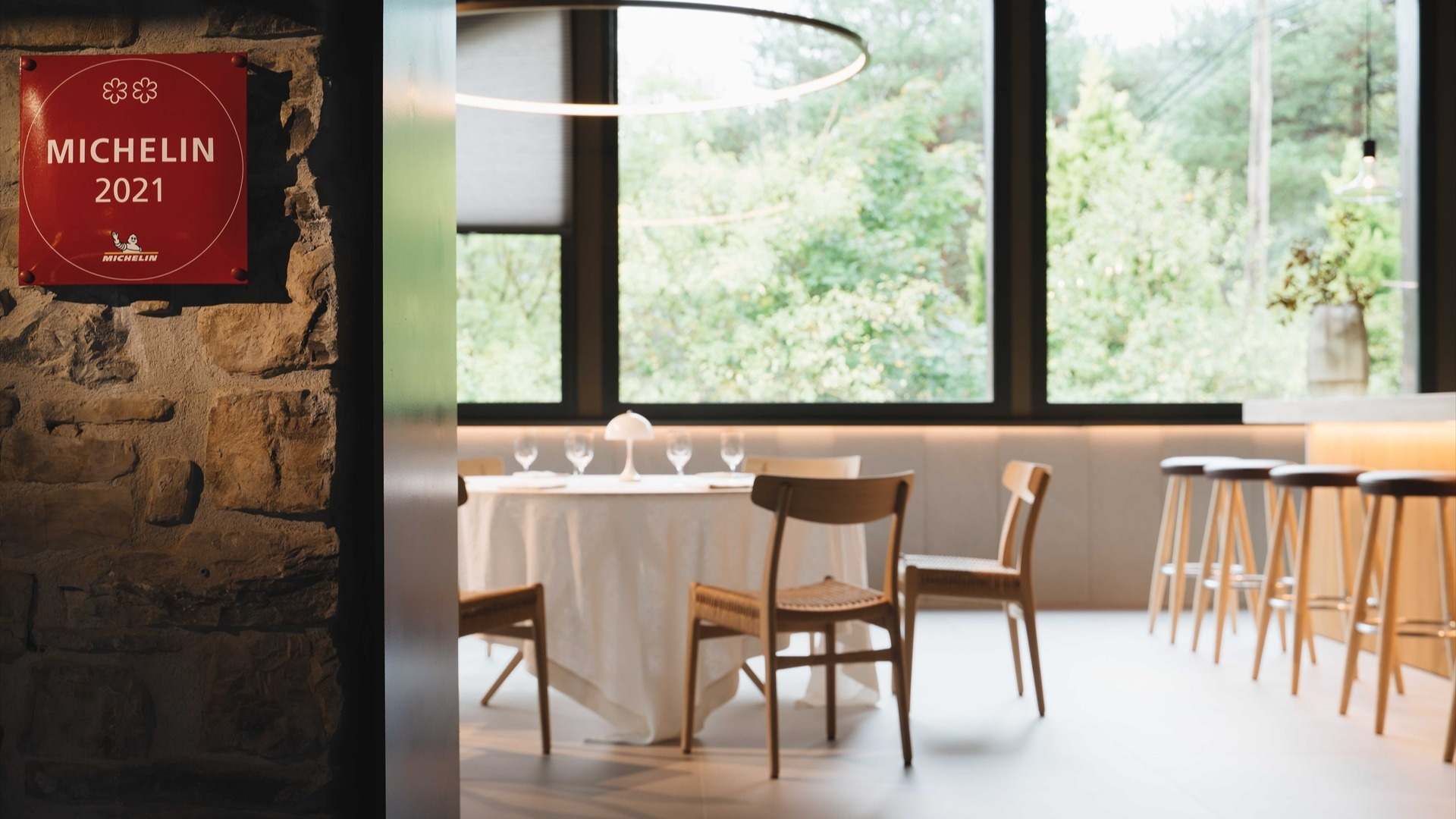 Salón de un restaurante reconocido con dos Estrellas MICHELIN
