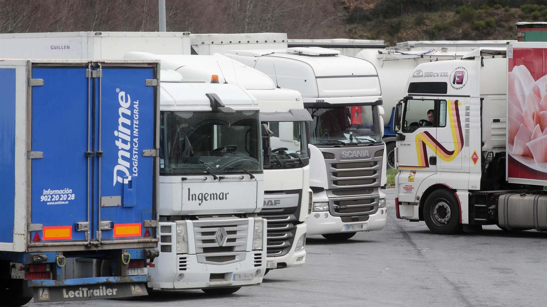camiones atrapados en estación de servicio en Francia