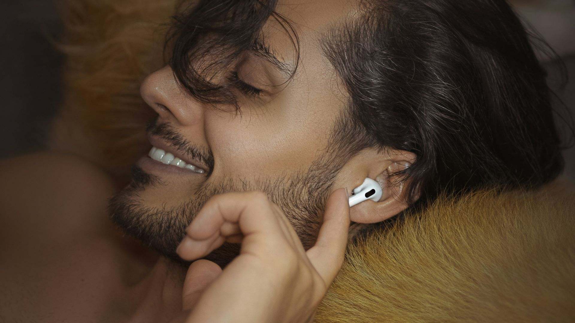 Un hombre escucha música con auriculares