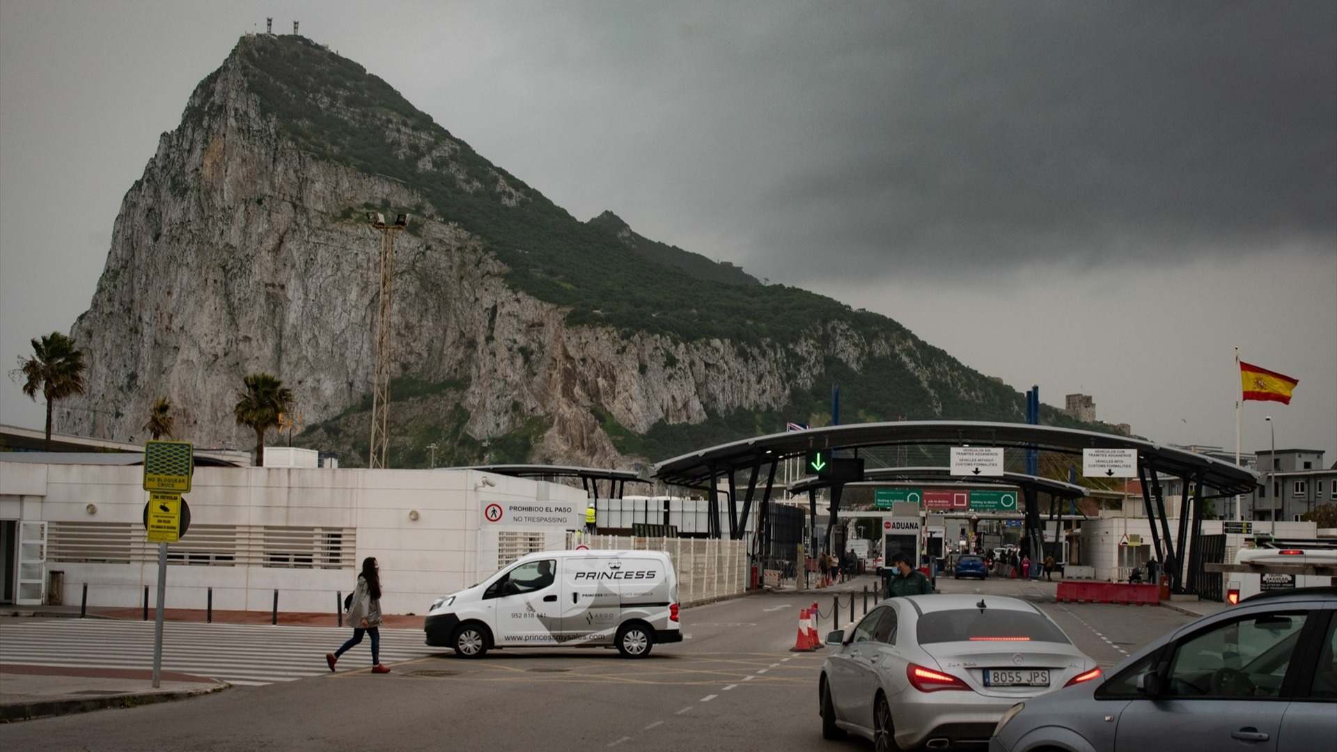 Tránsito de coches y personas en la frontera de Gibraltar