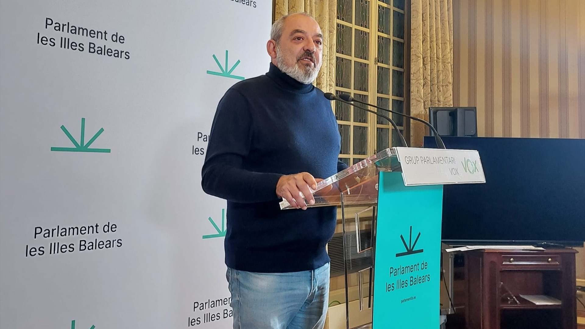 El portavoz parlamentario adjunto de Vox, Sergio Rodríguez, en rueda de prensa