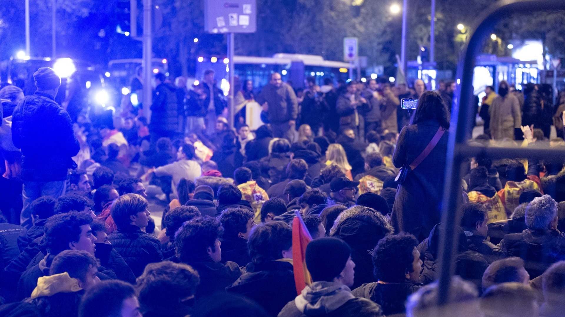 Personas manifestándose contra la ley de amnistía