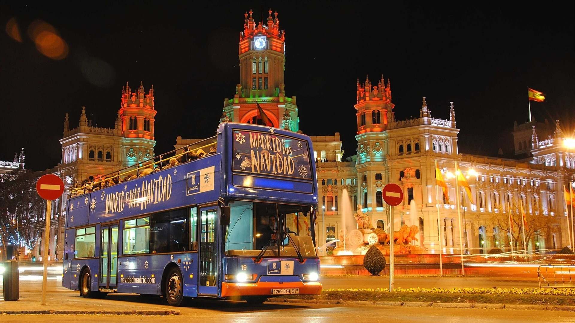Autobús de la Navidad de Madrid recorriendo Cibeles y el Ayuntamiento de Madrid