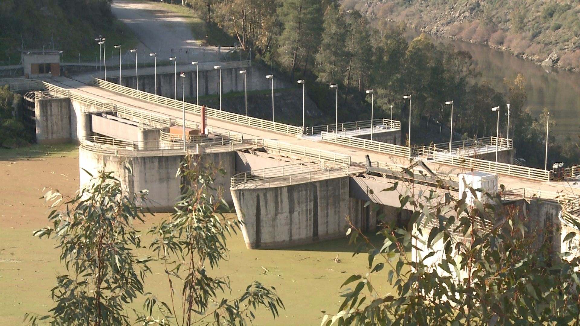 Central Hidroeléctrica de Cedillo (Cáceres) que sirve de paso los fines de semana para cruzar a Portugal