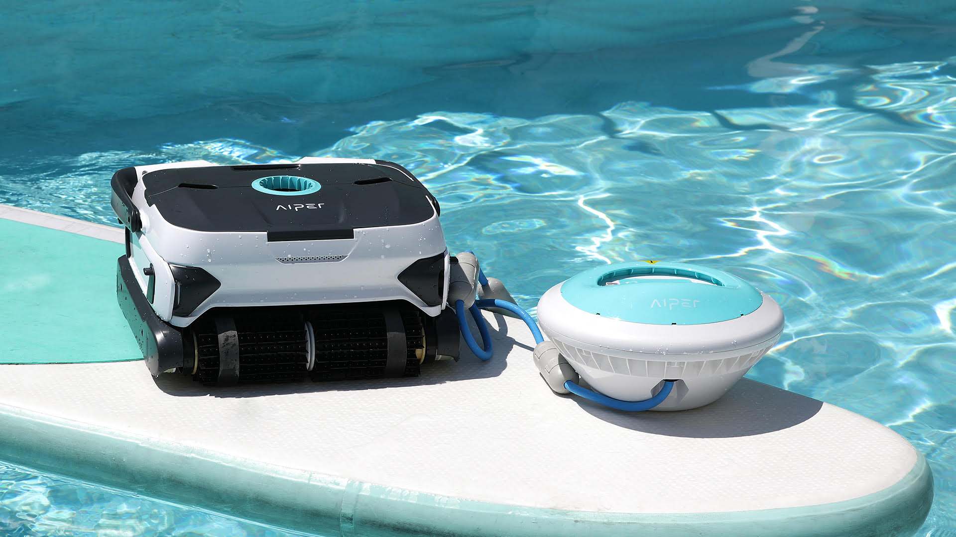 Un robot limpiador de piscinas de Aiper. EE