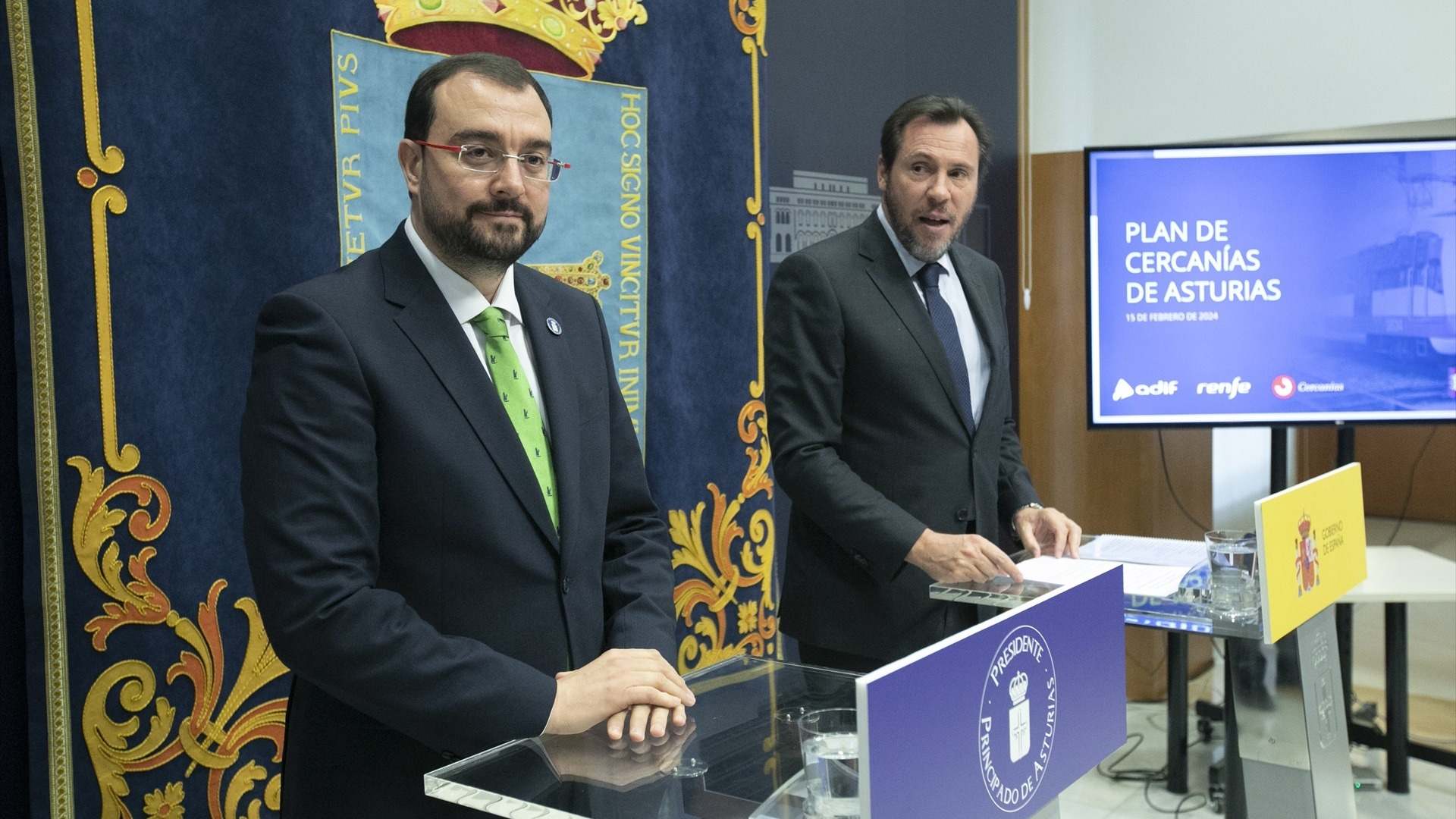 El presidente del Principado de Asturias, Adrián Barbón, junto al ministro de Transportes