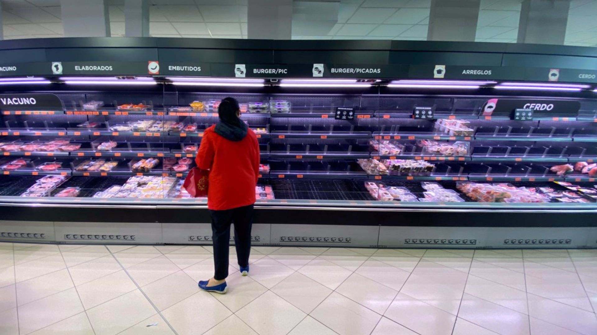 Una mujer compra en un supermercado español