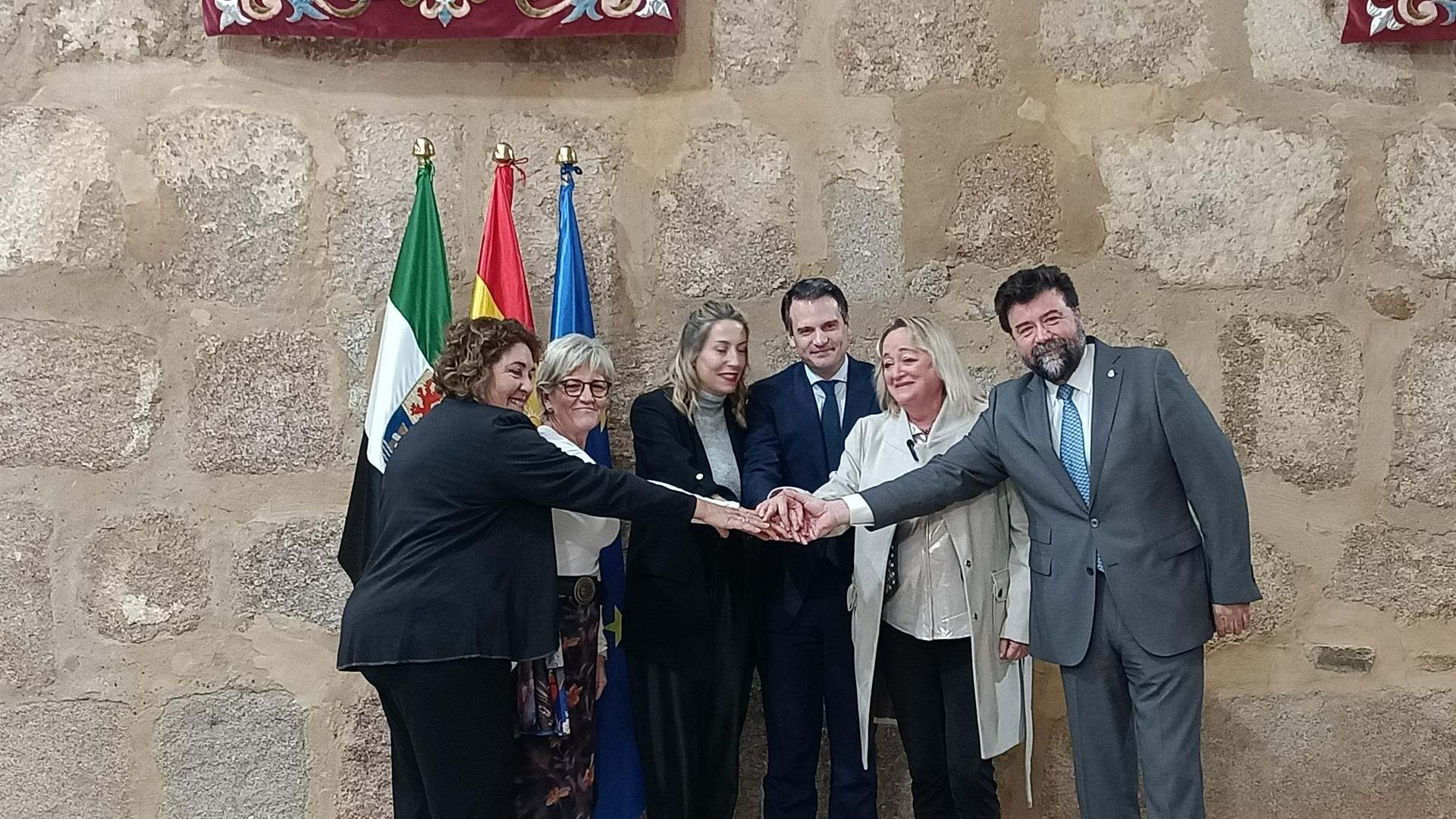 La presidenta de Extremadura, María Guardiola, con los agentes sociales y económicos