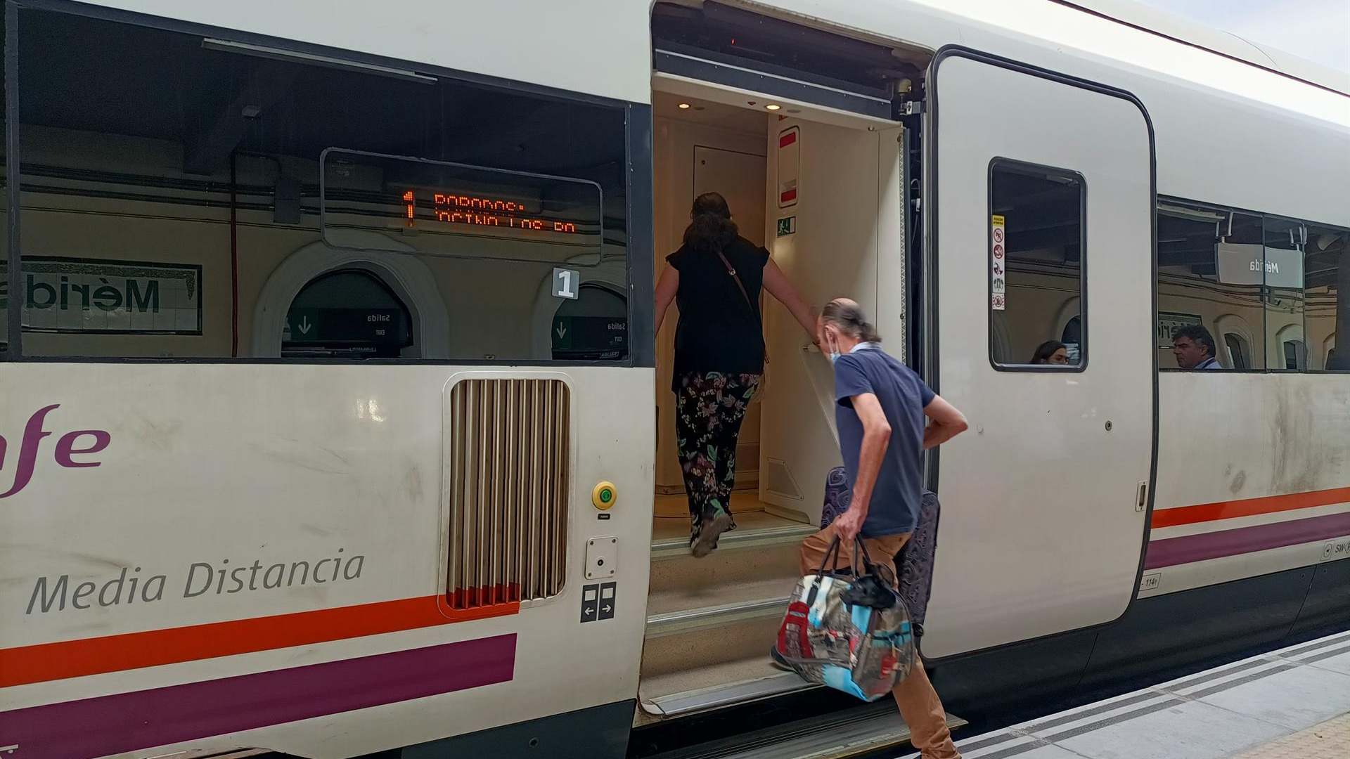 Viajeros subiendo a un tren de Media Distancia
