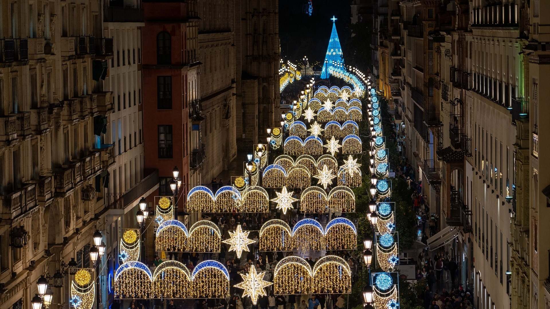 Calle de Sevilla iluminada con luces de Navidad
