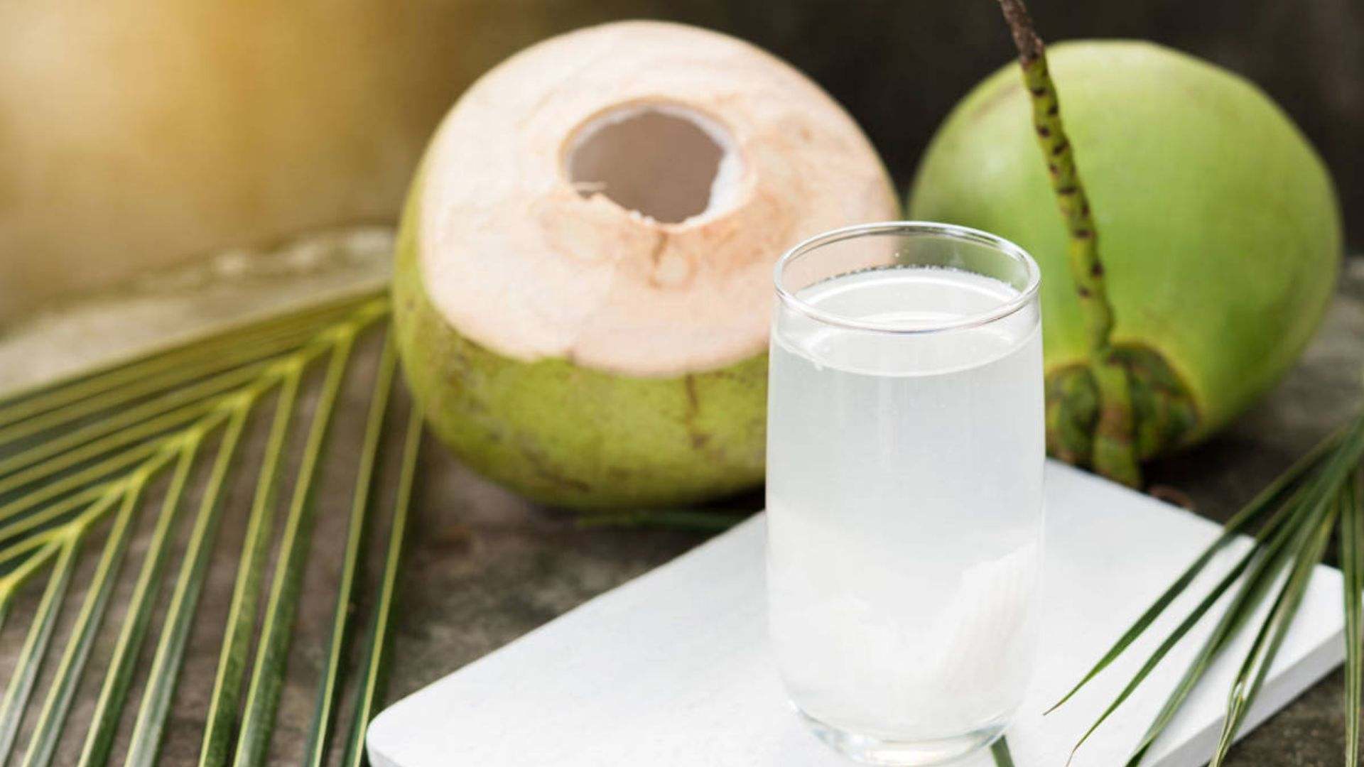 El agua de coco es el líquido transparente que se encuentra dentro de los cocos inmaduro.