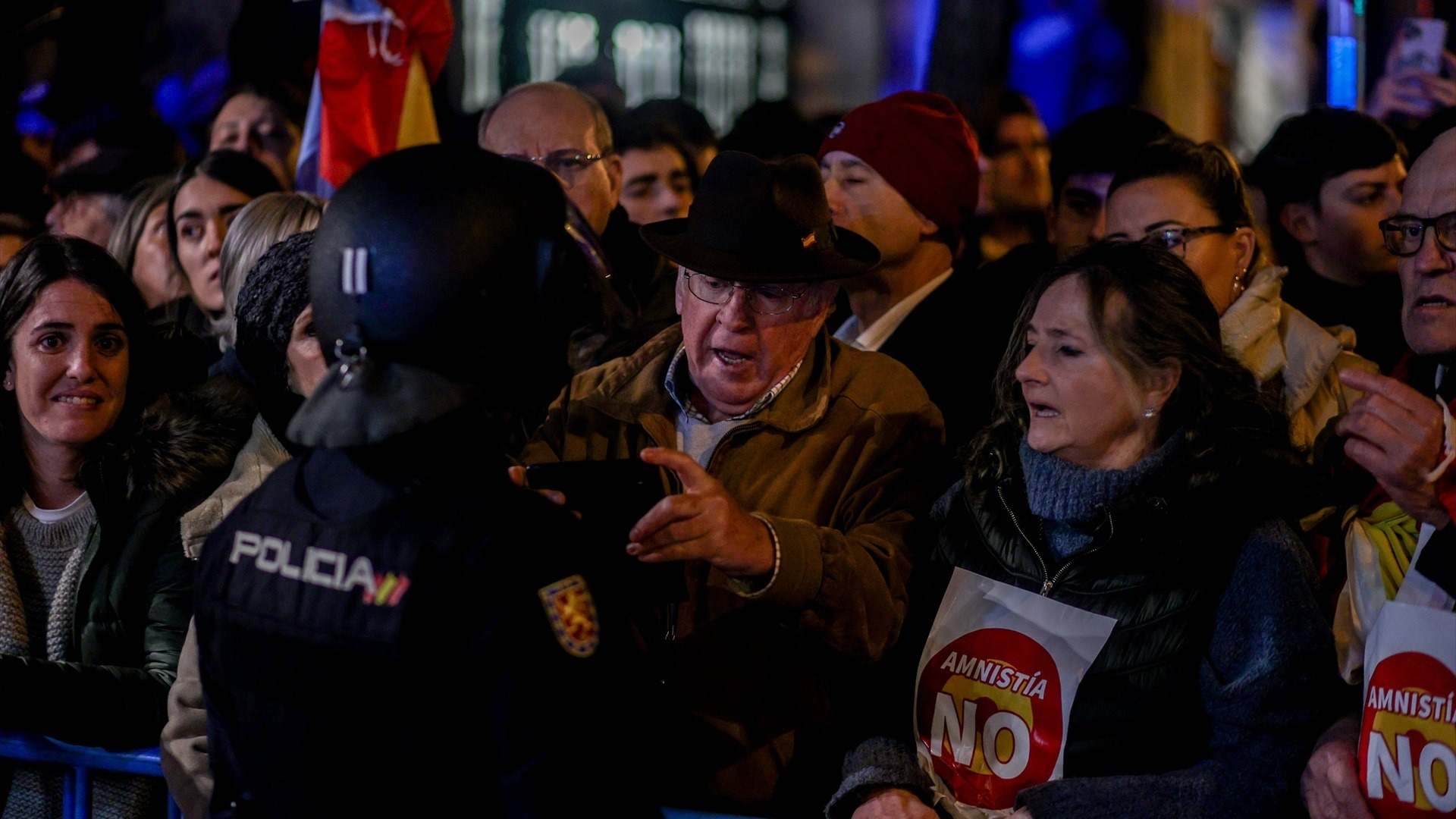 Personas manifestándose contra la amnistía