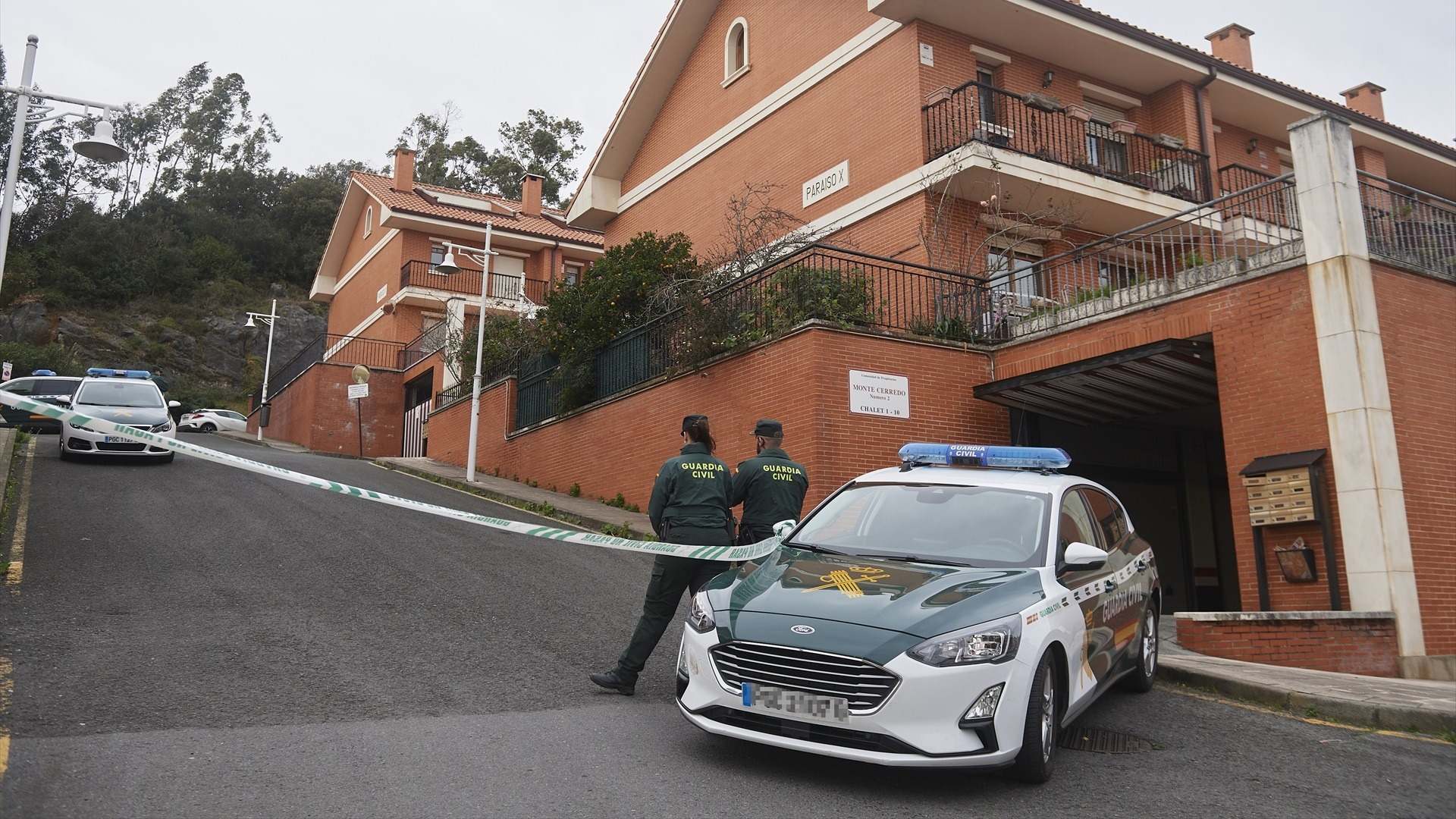 Agentes de la Guardia Civil frente a la casa donde se ha encontrado muerta a la mujer 