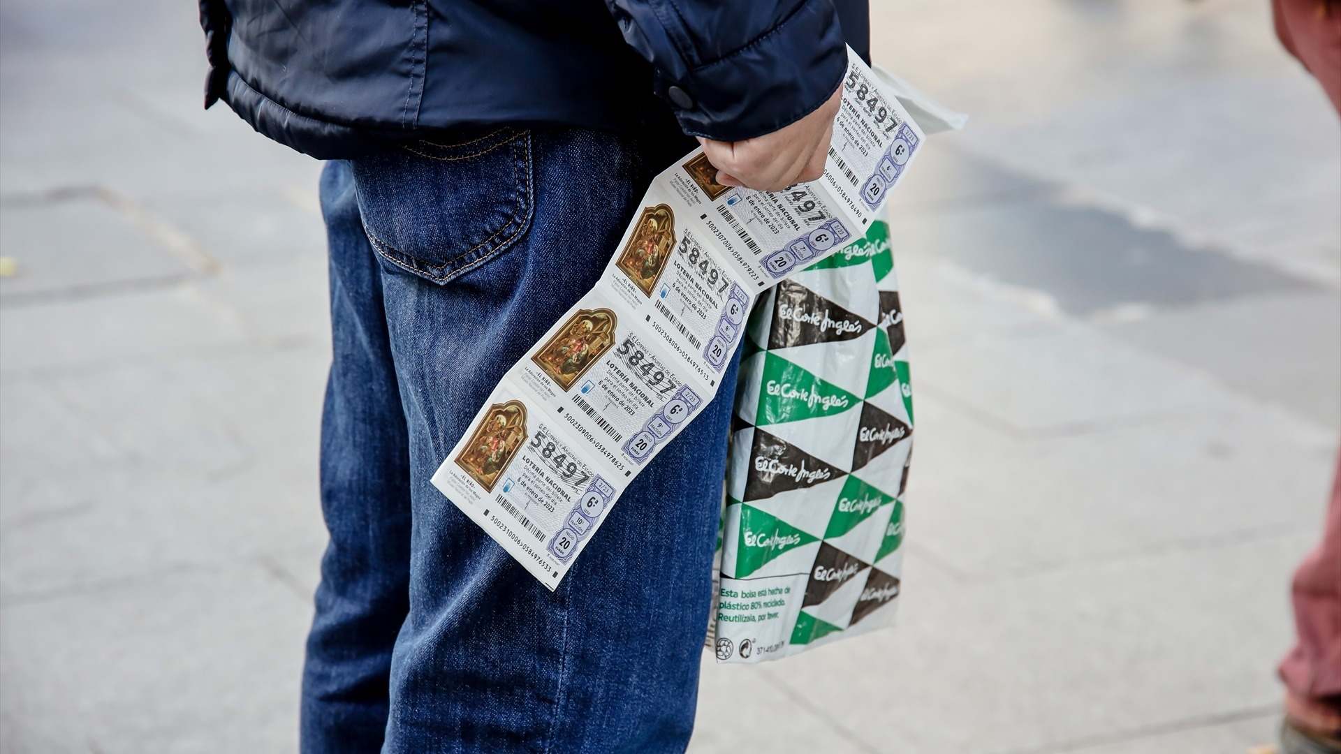 Un hombre sostiene cinco décimos para un sorteo