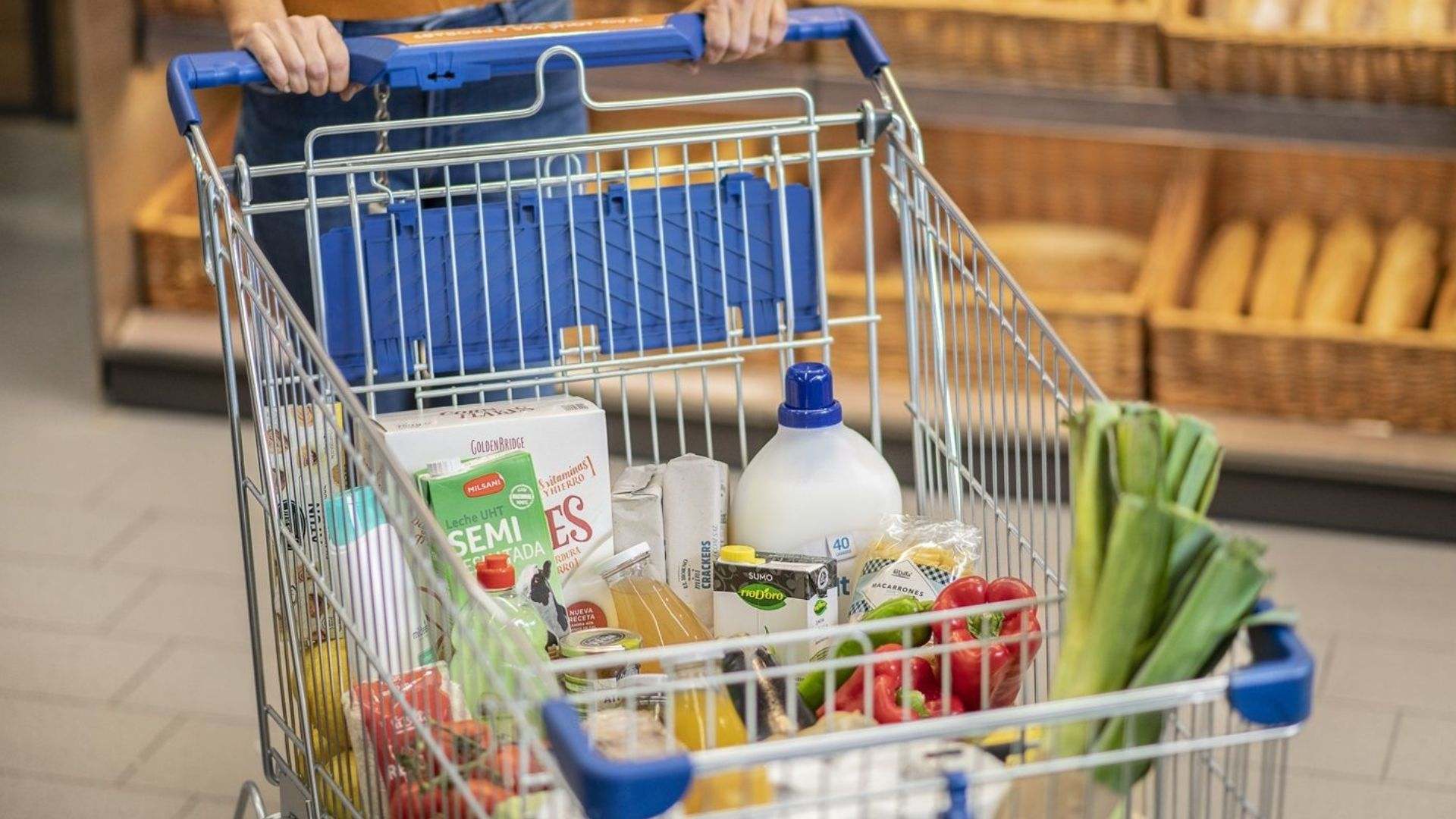 Una mujer compra en un supermercado español 