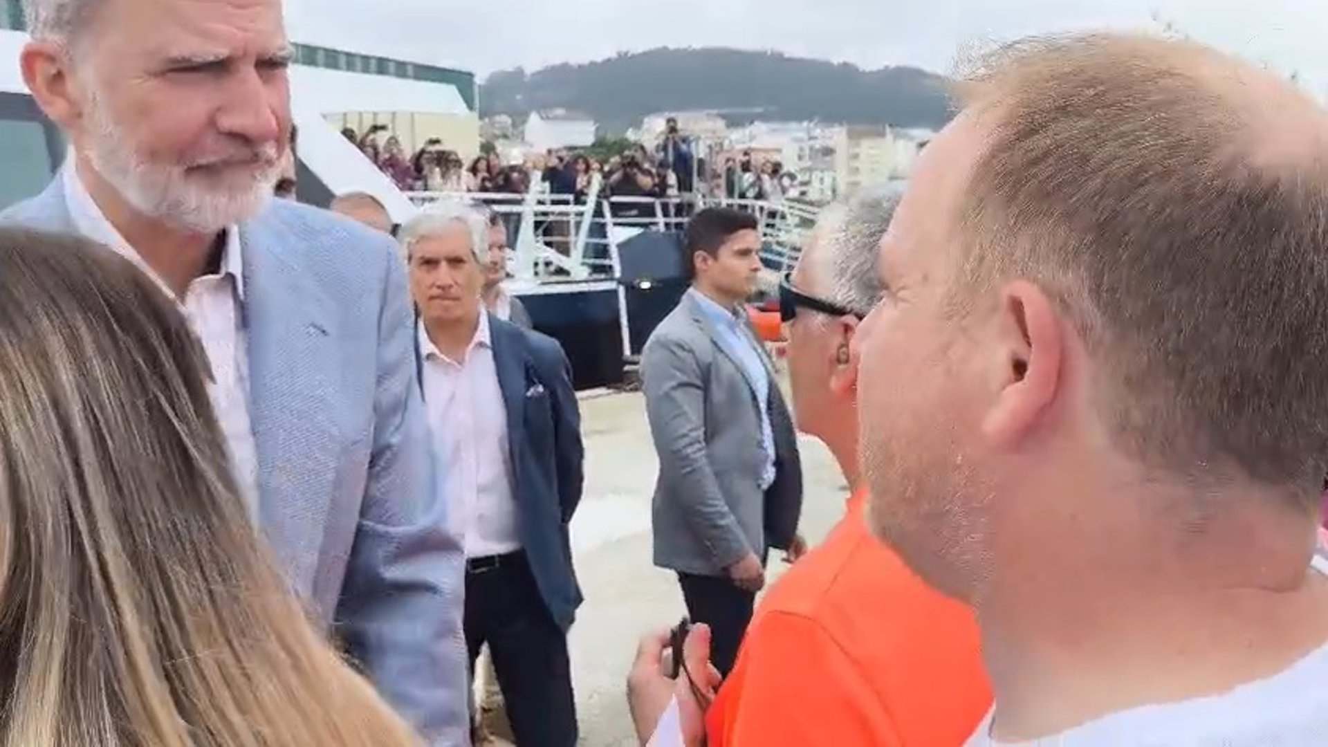 El rey Felipe VI habla con el presidente del comité de empresa de Alcoa, José Antonio Zan.
