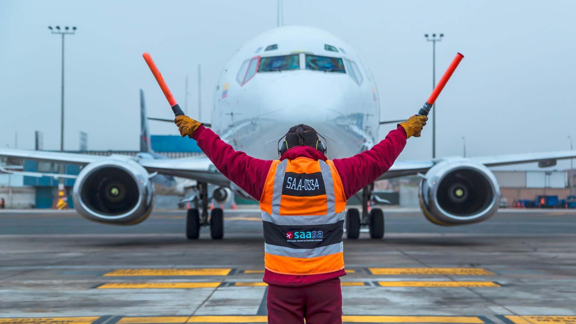Un operario de Andino Global en un aeropuerto