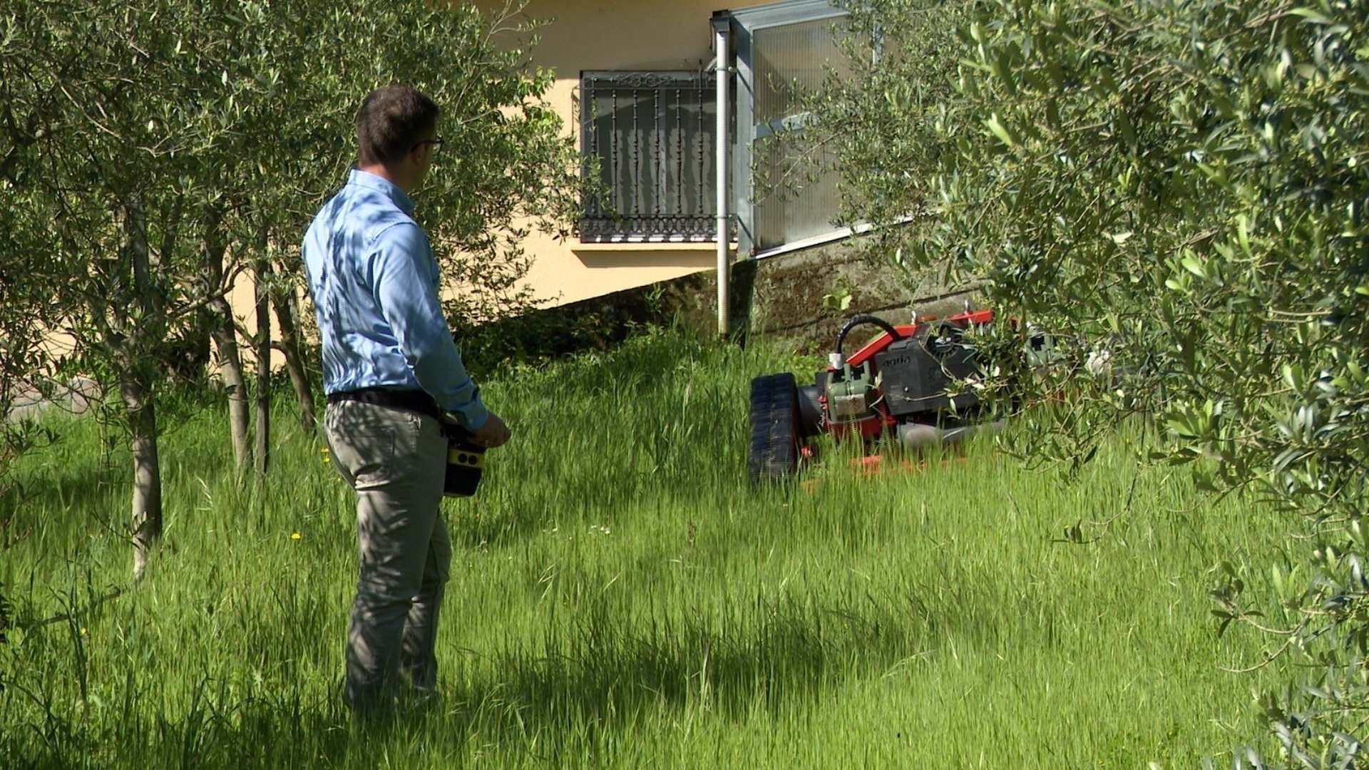 Uno de los robots desbrozadores participantes en un ensayo del Grupo Operativo AGRI-ROVENAT .